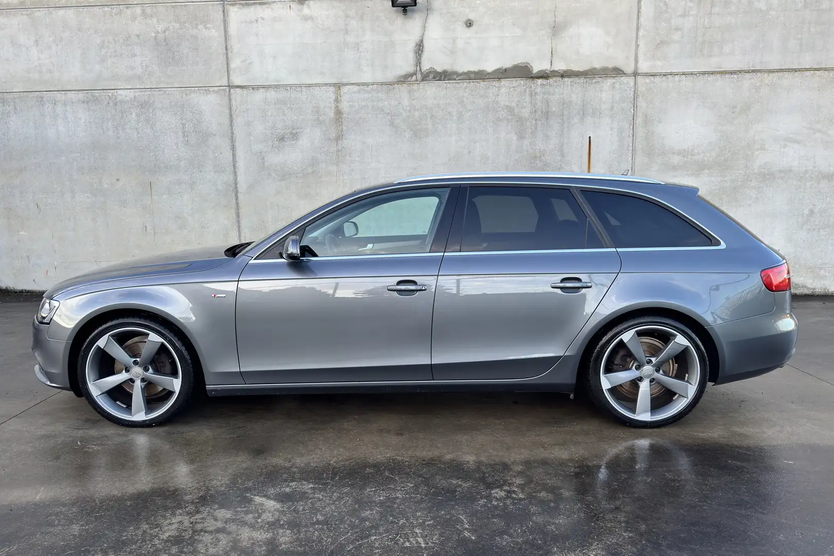 Audi A4 Avant S-Line 2.0 TDi 136Pk / NAVI / XENON Gris - 2