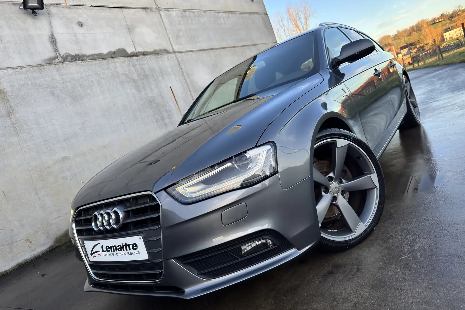 Audi A4 Avant S-Line 2.0 TDi 136Pk / NAVI / XENON Gris - 1