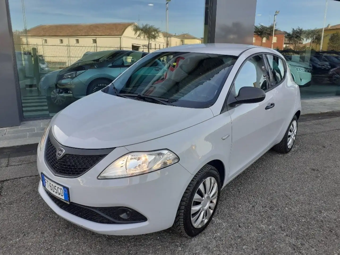 Lancia Ypsilon 1.2 69 CV 5P GPL PER NEOPAT-1°PROP-GARANZIA - 2