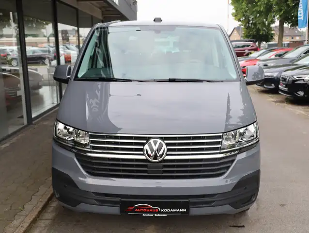 Volkswagen Caravelle view 3