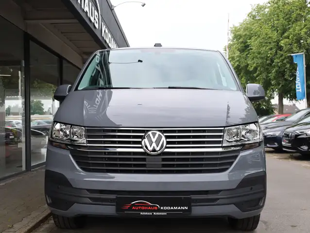 Volkswagen Caravelle view 4