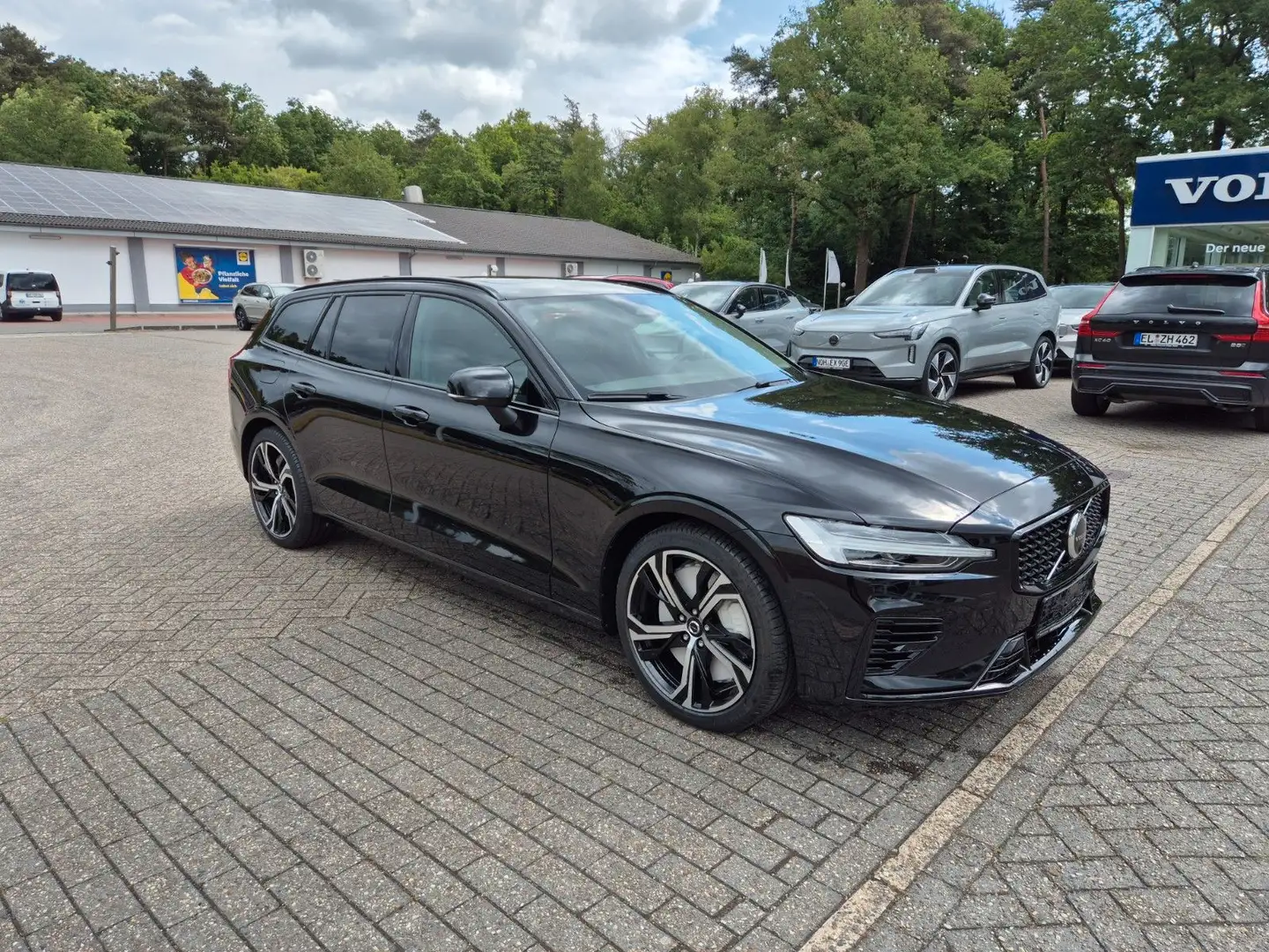Volvo V60 Kombi Plus Dark Recharge Plug-In Hybrid AWD Schwarz - 1