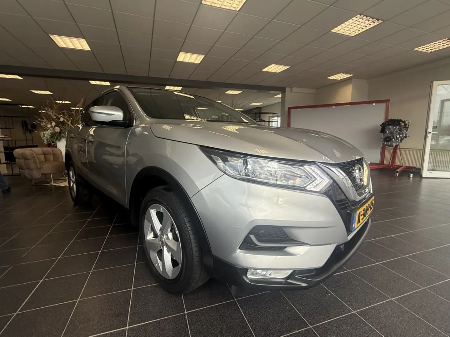 Nissan Qashqai 1.3 DIG-T Bus. Ed. Gris - 2