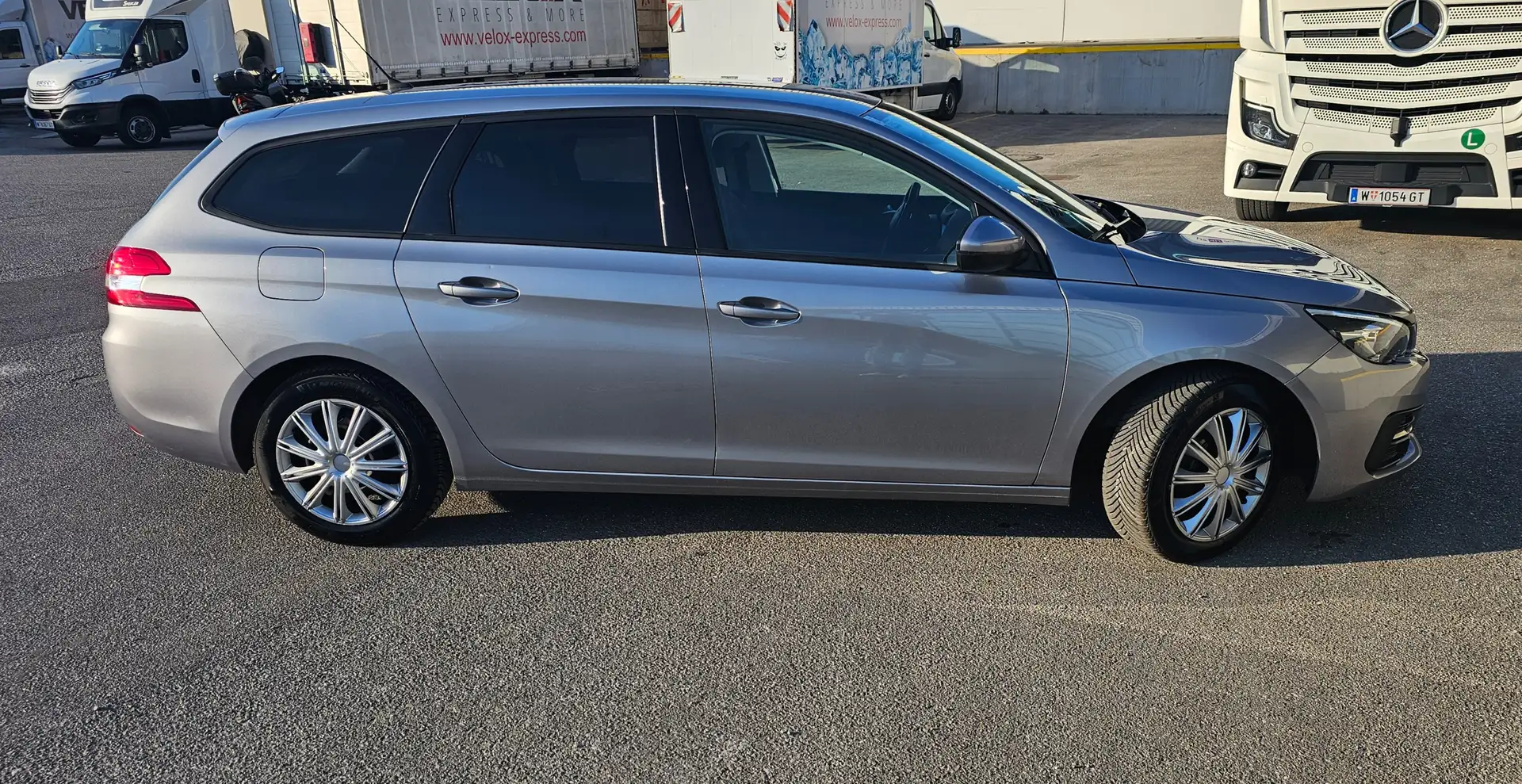 Peugeot 308 308 SW 1,5 BlueHDI 130 Active S Grau - 2