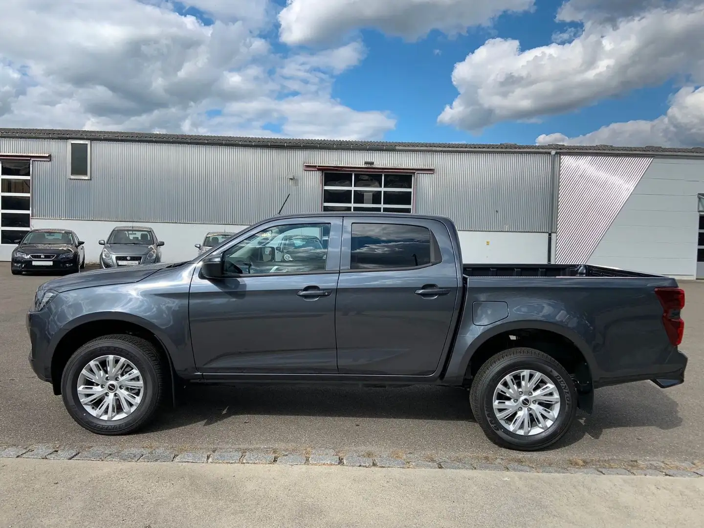 Isuzu D-Max DoubleCab LS 4 WD AHK und Beschichtung Grau - 1