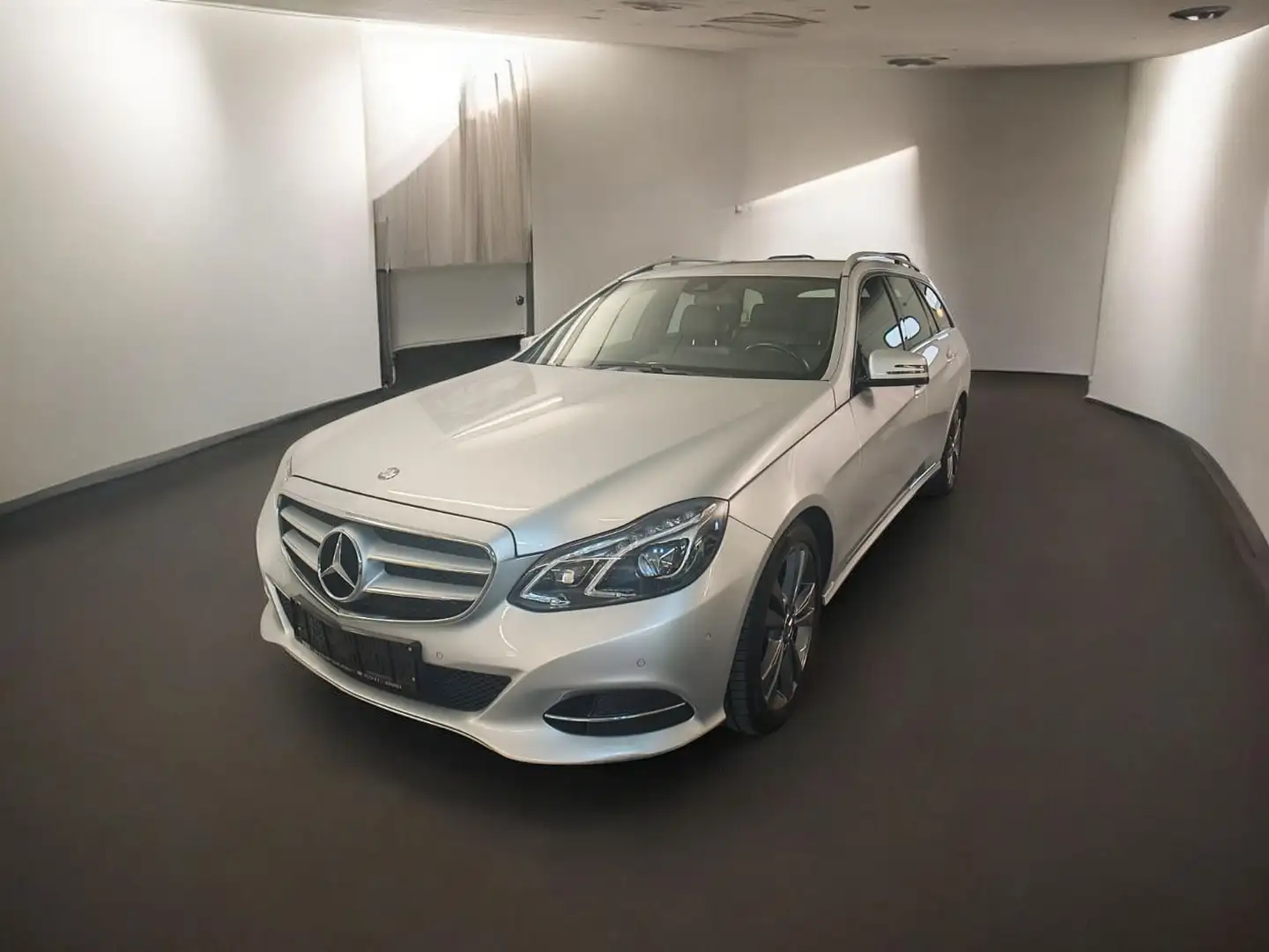 Mercedes-Benz E 250 AMG BlueTec 4Matic LED AHK STHZG PARKASIS. Argent - 1