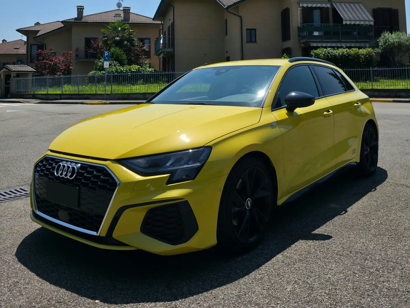 Audi A3 S-line Sportback 35 TFSI Giallo - 2