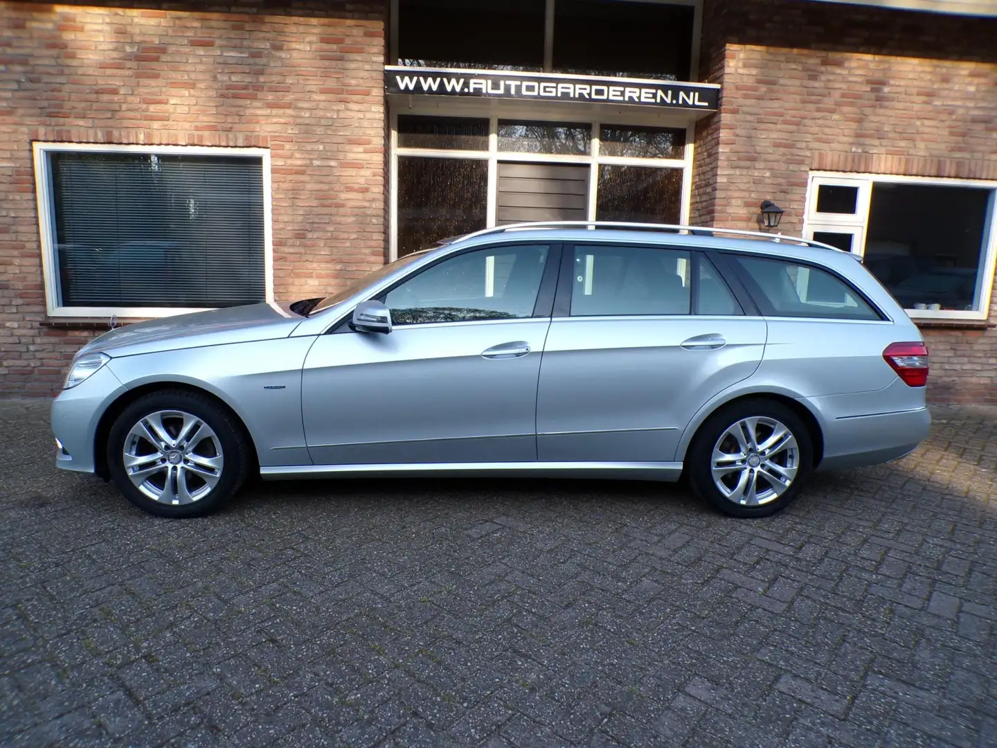 Mercedes-Benz E 200 Estate CGI Avantgarde Automaat / Navi Grey - 2