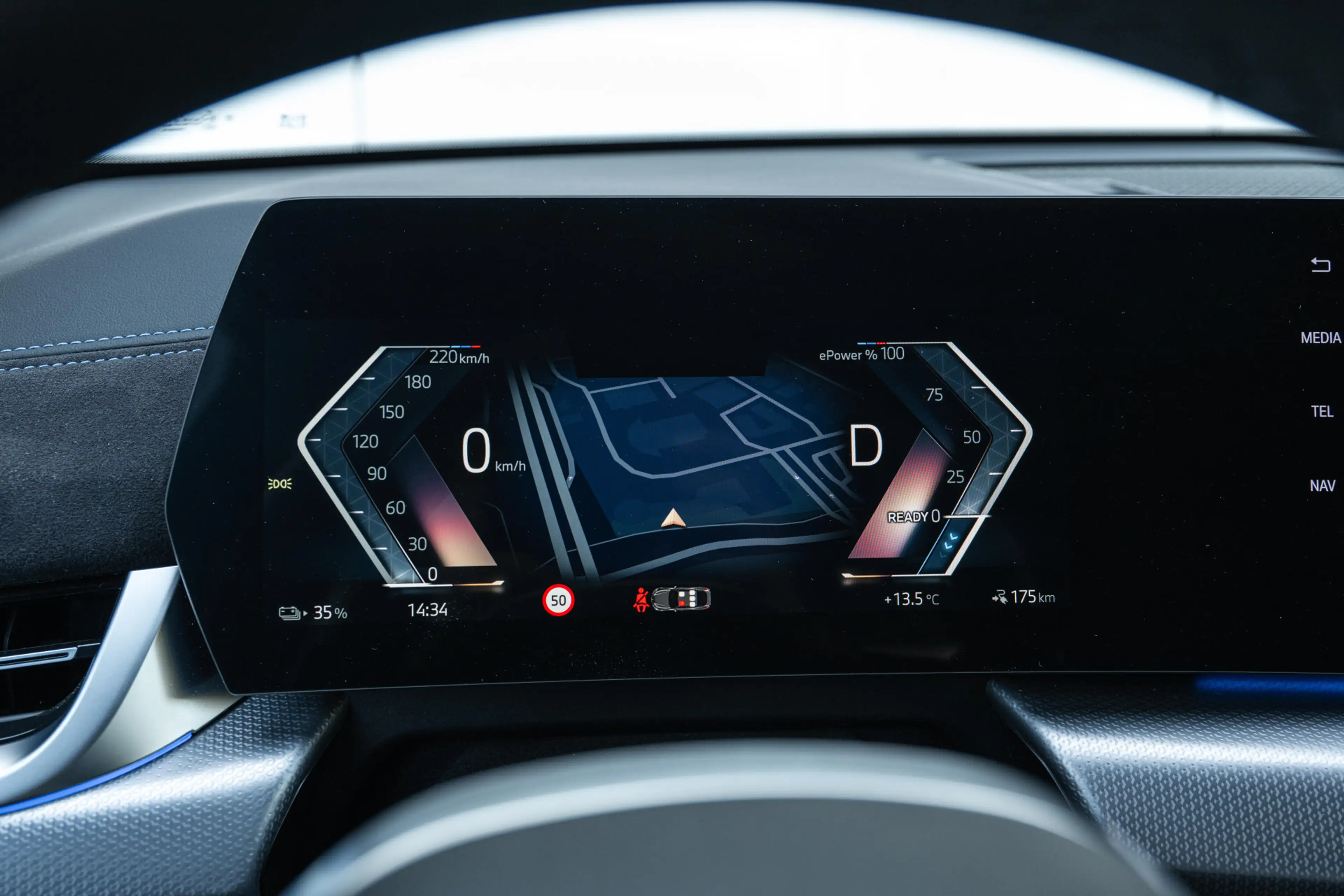 BMW iX2 eDrive20 M Sport / Sportstoelen / M Adaptief onder — photo 6