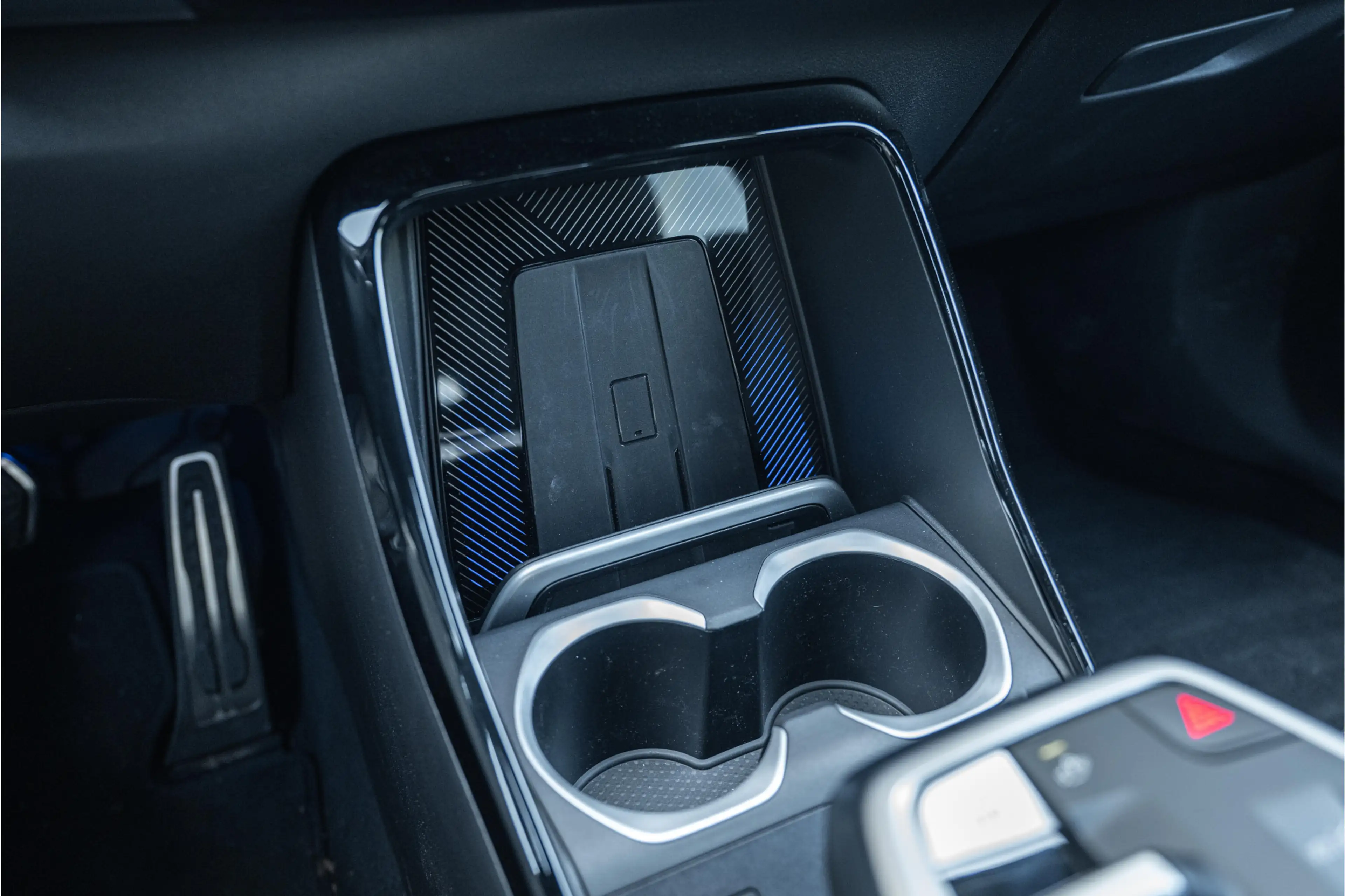 BMW iX2 eDrive20 M Sport / Sportstoelen / M Adaptief onder — photo 8