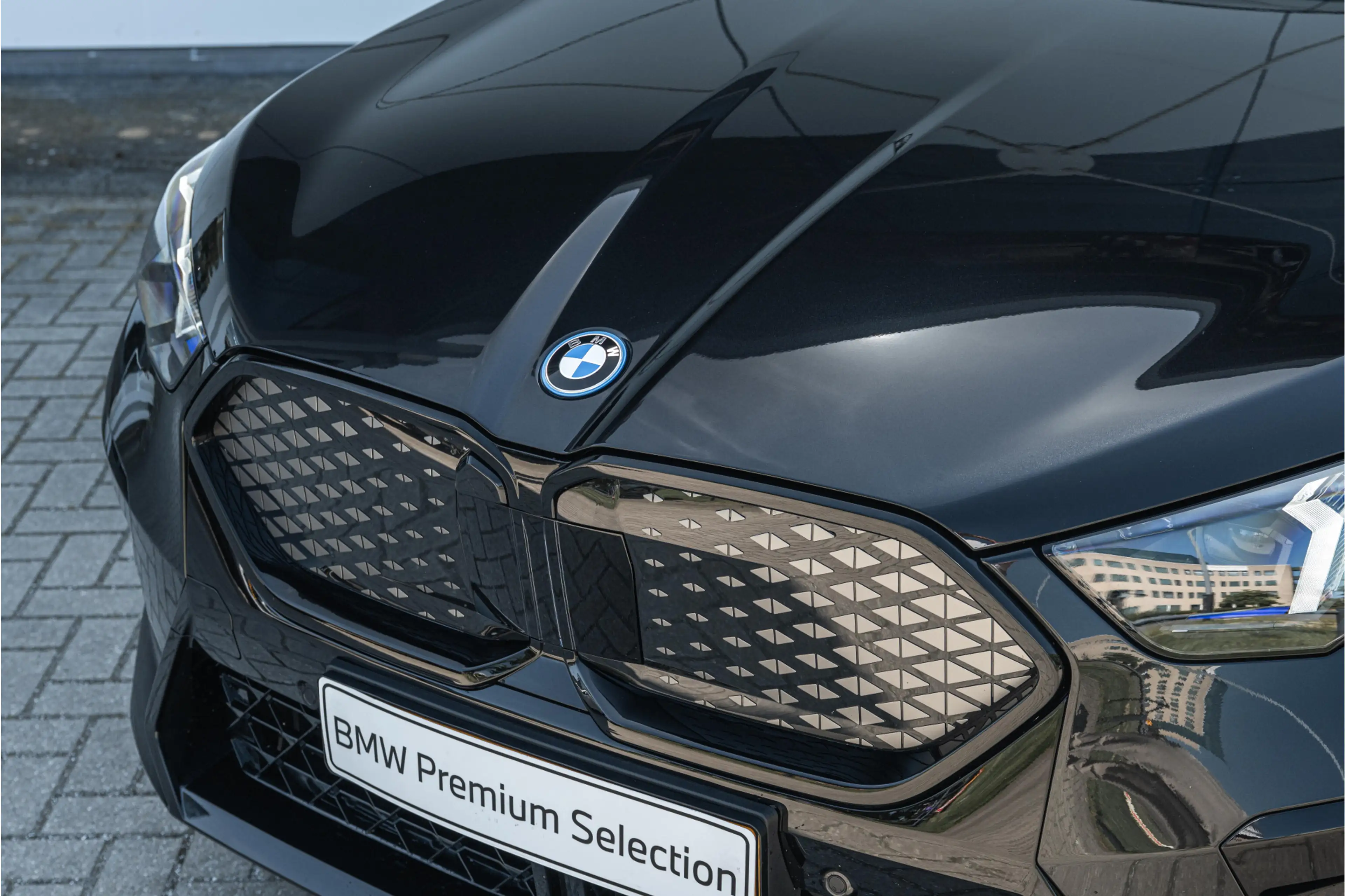 BMW iX2 eDrive20 M Sport / Sportstoelen / M Adaptief onder — photo 12