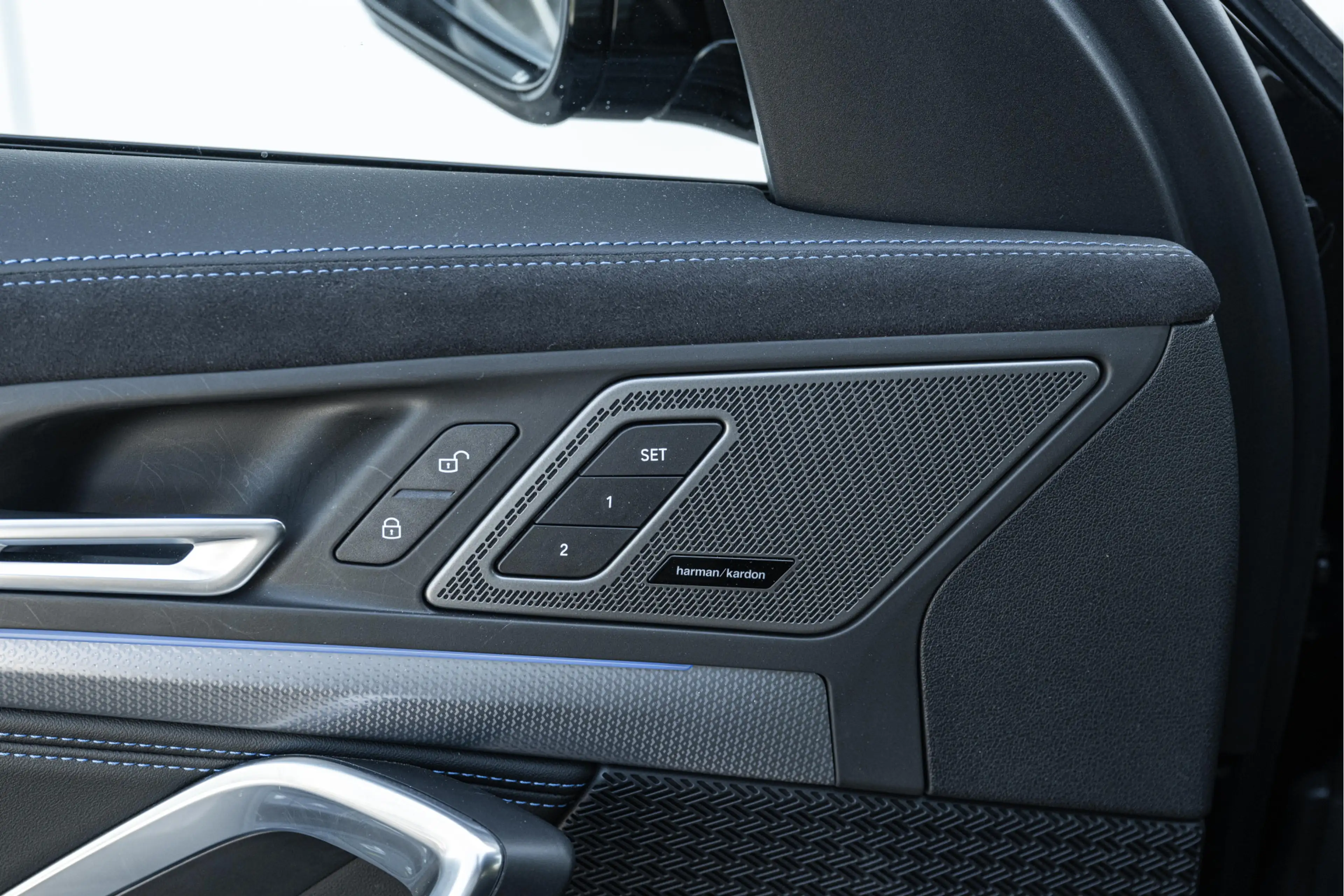 BMW iX2 eDrive20 M Sport / Sportstoelen / M Adaptief onder — photo 10