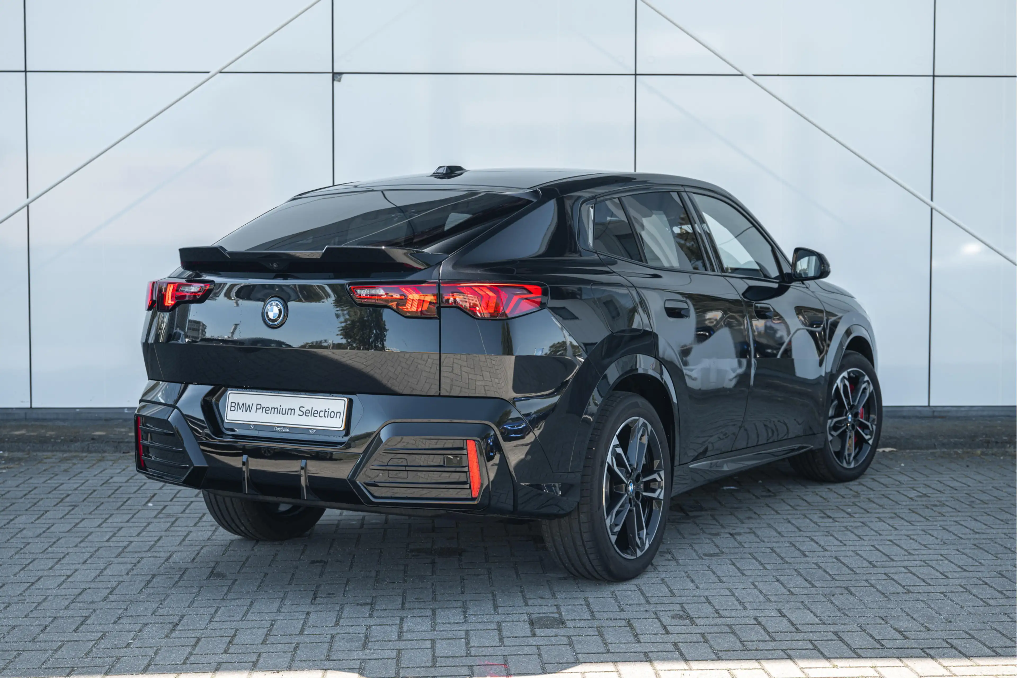 BMW iX2 eDrive20 M Sport / Sportstoelen / M Adaptief onder — photo 2
