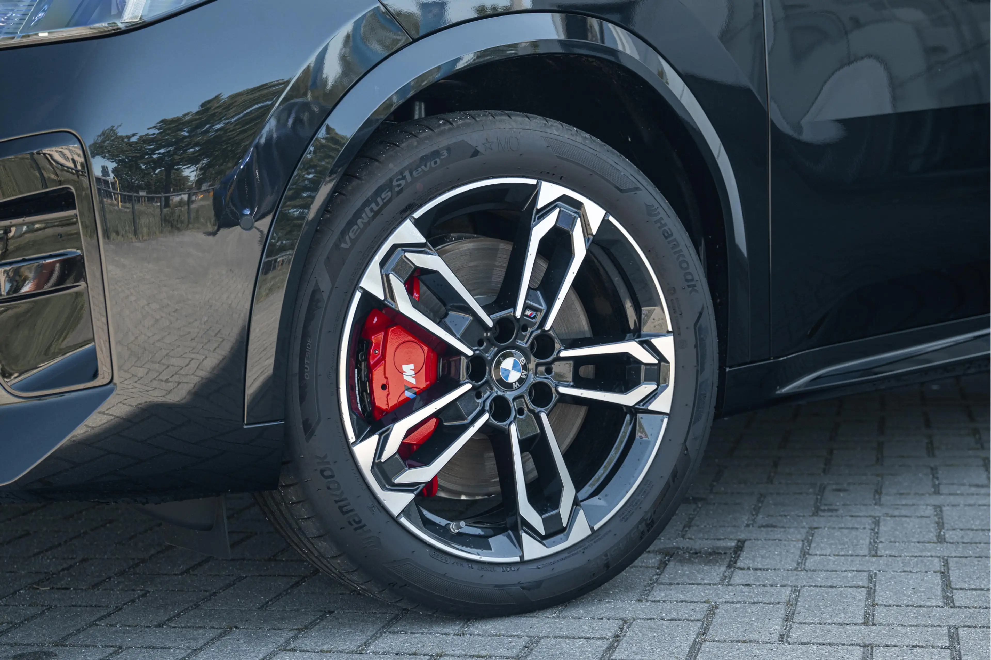 BMW iX2 eDrive20 M Sport / Sportstoelen / M Adaptief onder — photo 14