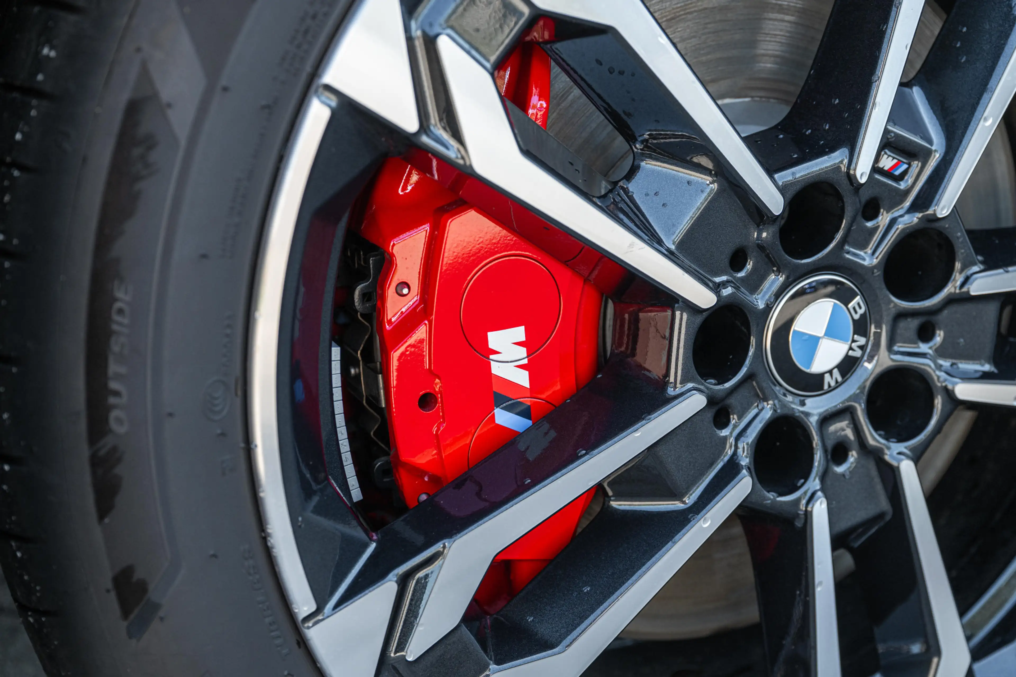 BMW iX2 eDrive20 M Sport / Sportstoelen / M Adaptief onder — photo 15