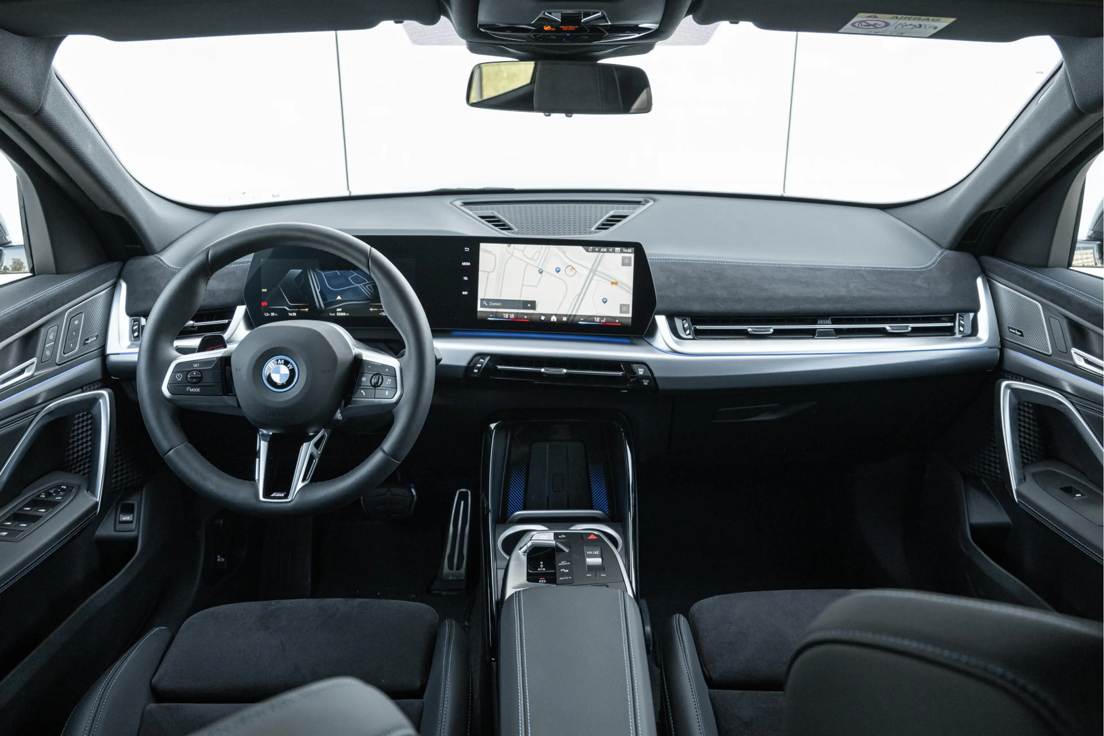 BMW iX2 eDrive20 M Sport / Sportstoelen / M Adaptief onder — photo 3