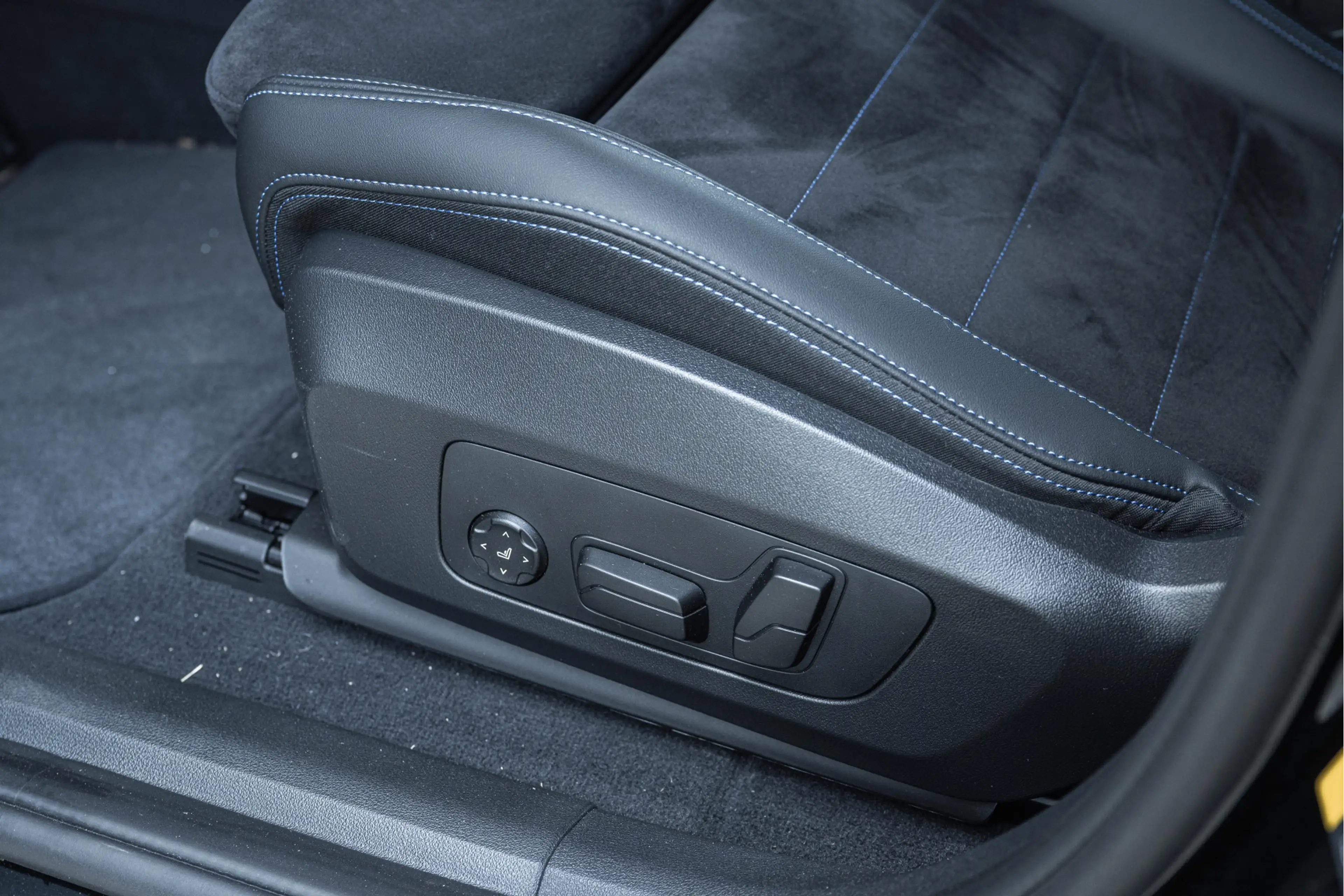 BMW iX2 eDrive20 M Sport / Sportstoelen / M Adaptief onder — photo 11