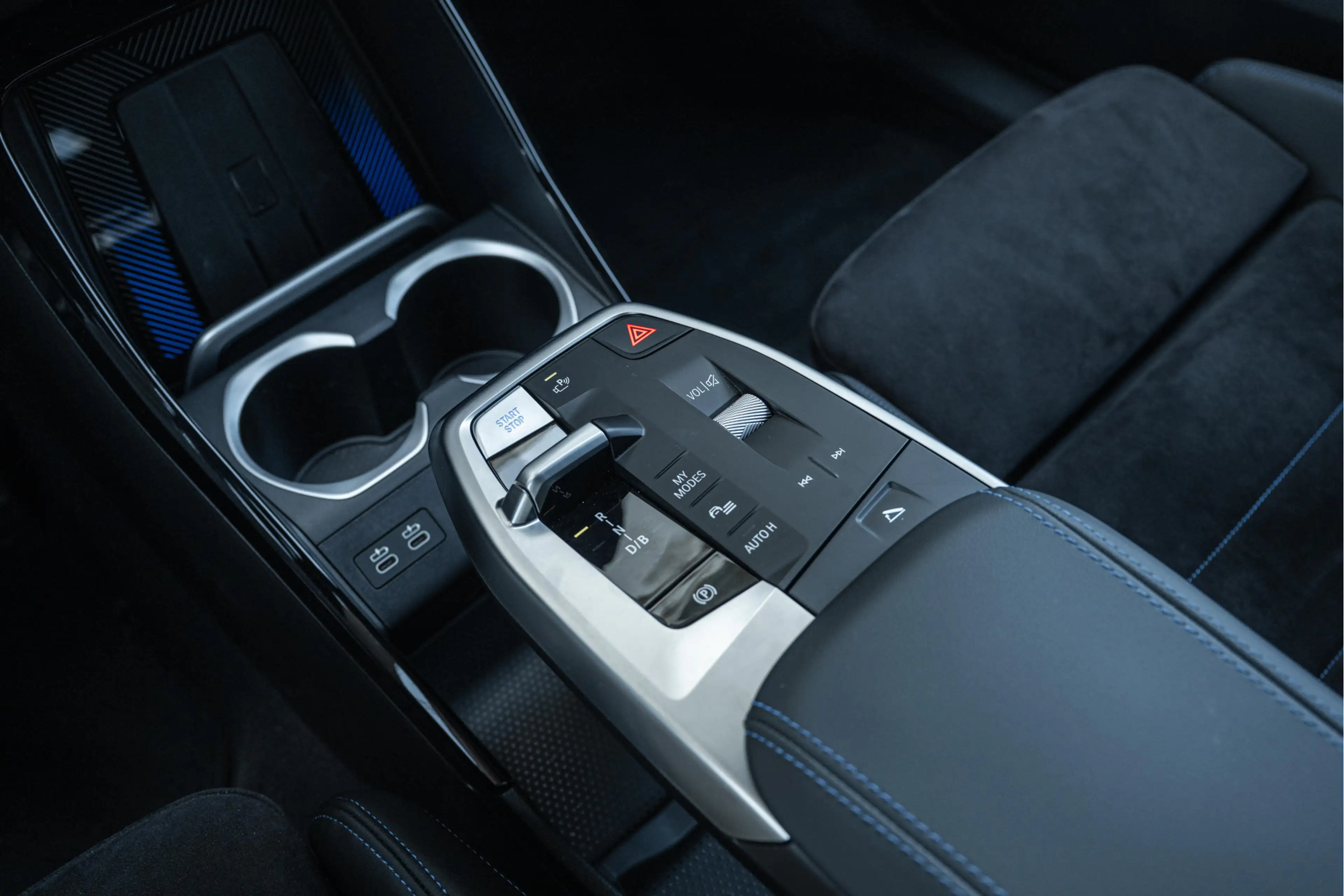 BMW iX2 eDrive20 M Sport / Sportstoelen / M Adaptief onder — photo 9