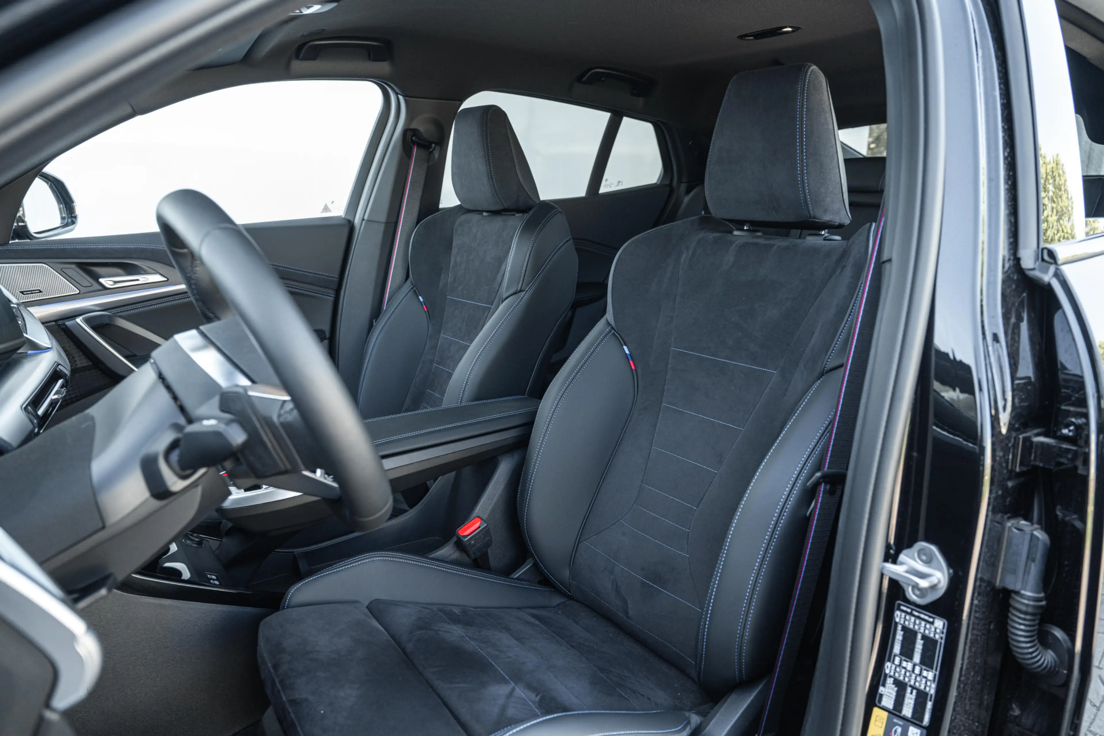 BMW iX2 eDrive20 M Sport / Sportstoelen / M Adaptief onder — photo 4