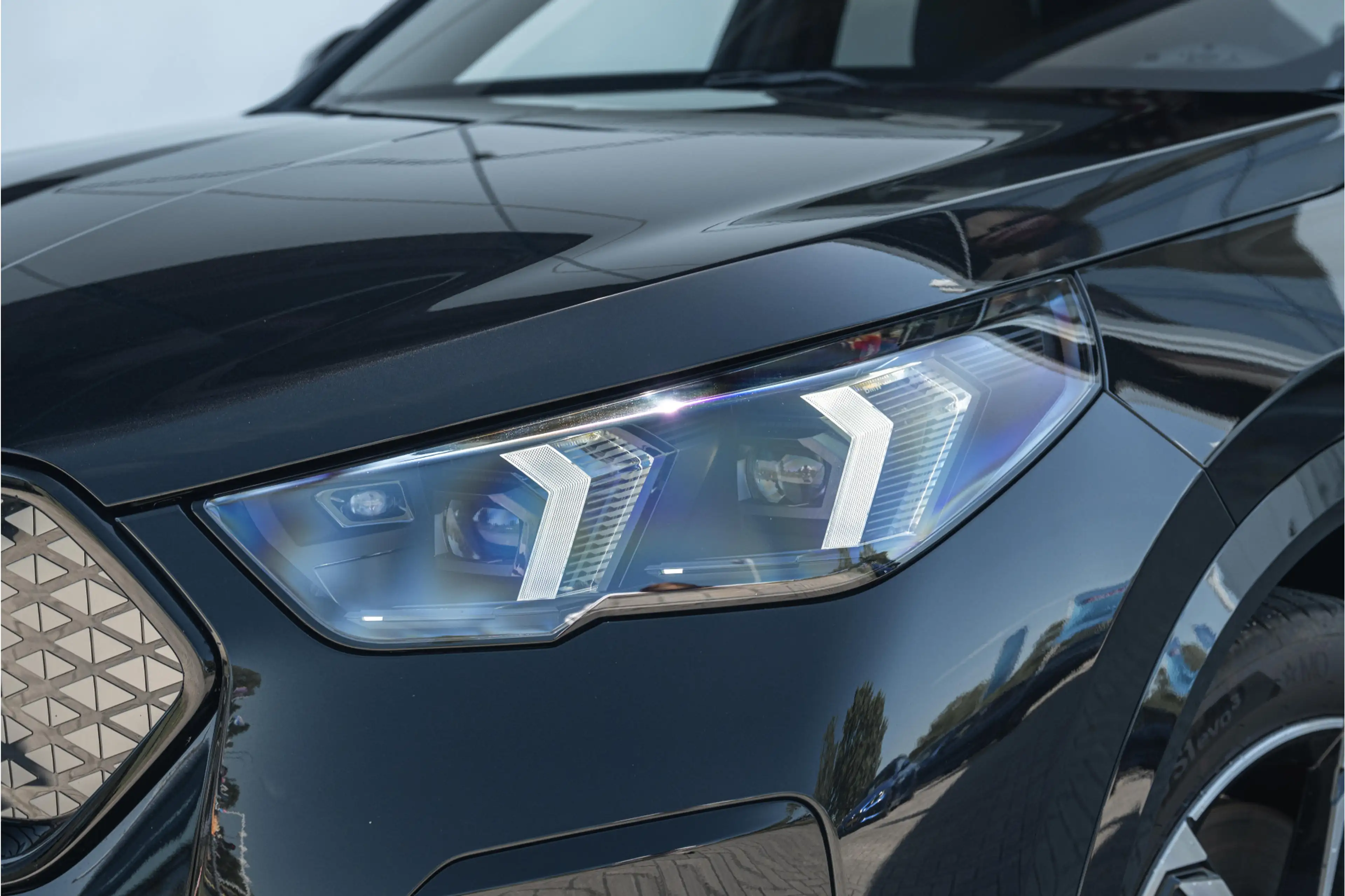 BMW iX2 eDrive20 M Sport / Sportstoelen / M Adaptief onder — photo 13