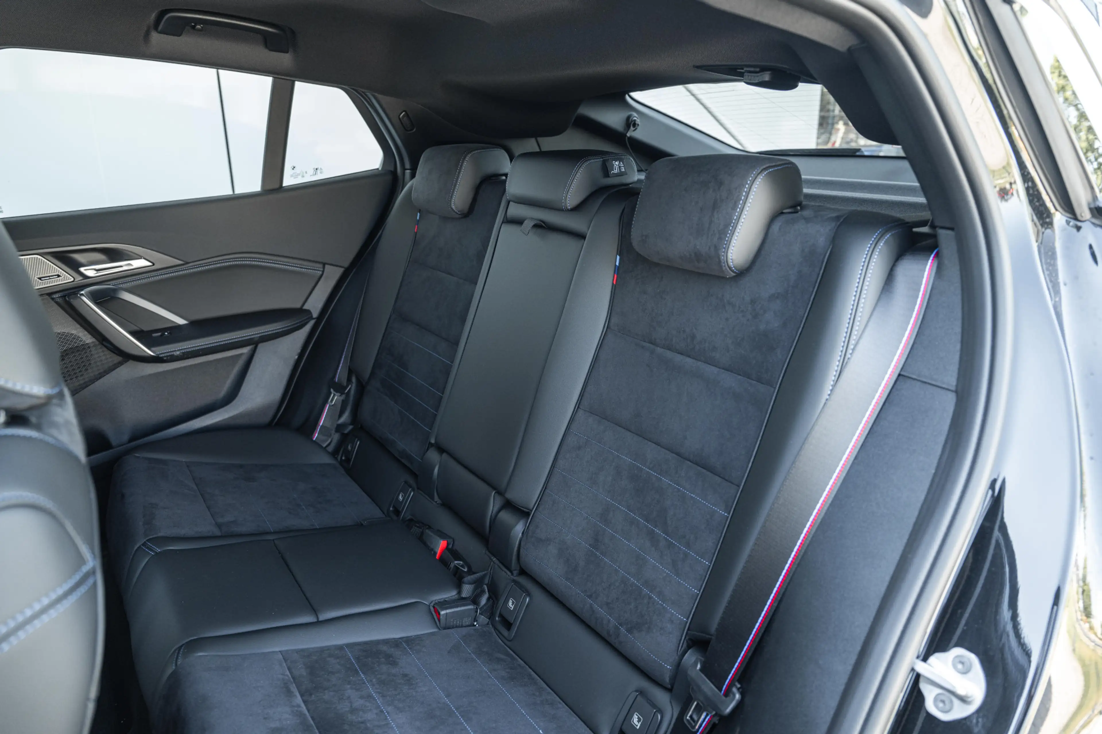 BMW iX2 eDrive20 M Sport / Sportstoelen / M Adaptief onder — photo 5