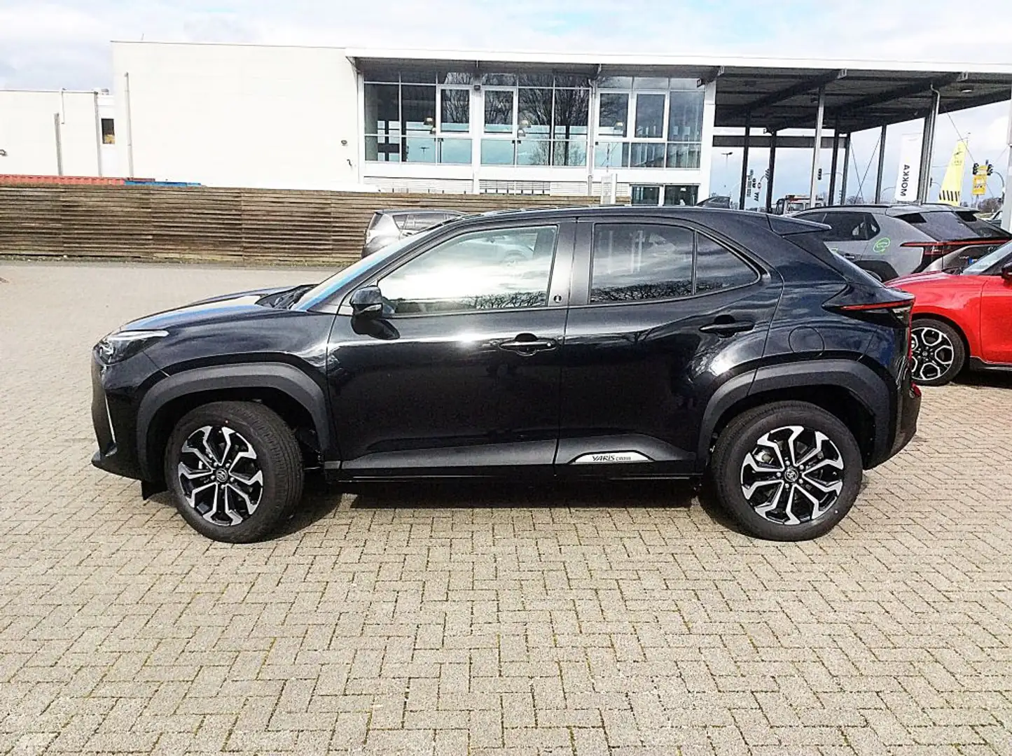 Toyota Yaris Cross Hybrid 130 1.5 VVT-i Teamplayer AJG AdventureLine Schwarz - 2