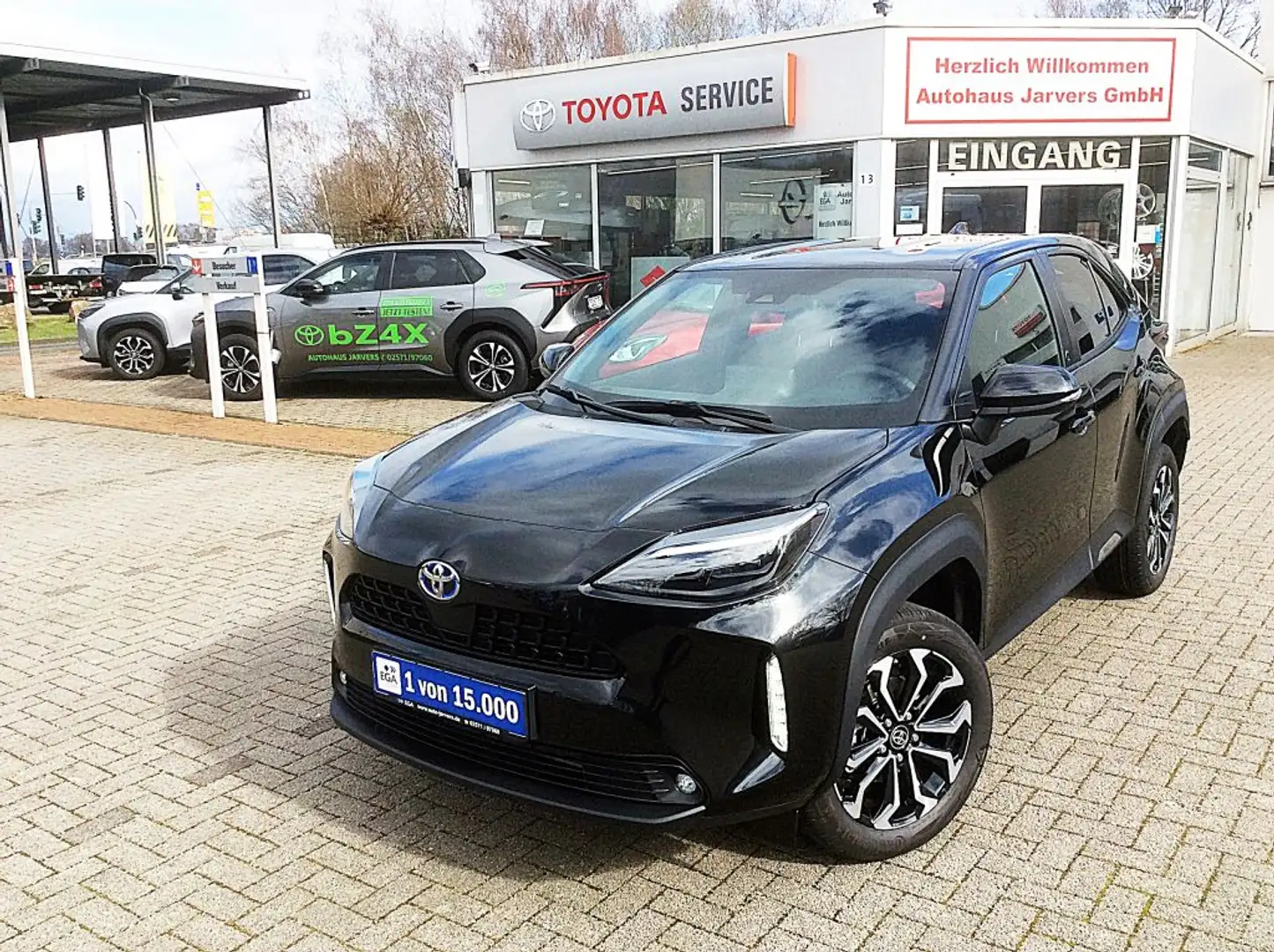 Toyota Yaris Cross Hybrid 130 1.5 VVT-i Teamplayer AJG AdventureLine Schwarz - 1