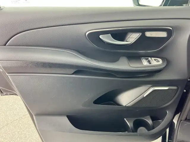 Mercedes-Benz V-Class view 10