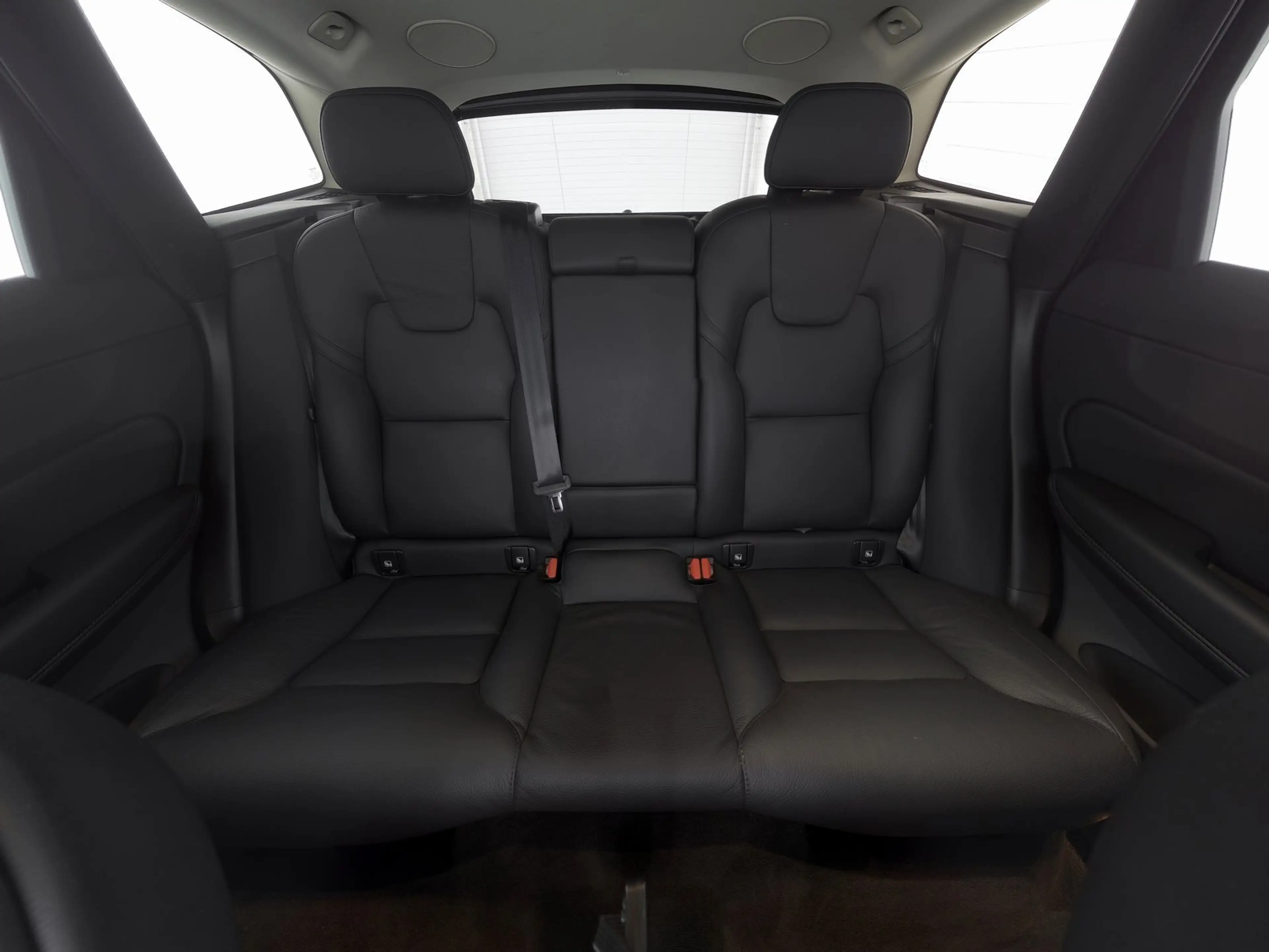 Volvo XC60 B4 AWD Plus Dark AHK*H&K-SOUND*STHZ*ACC — photo 4