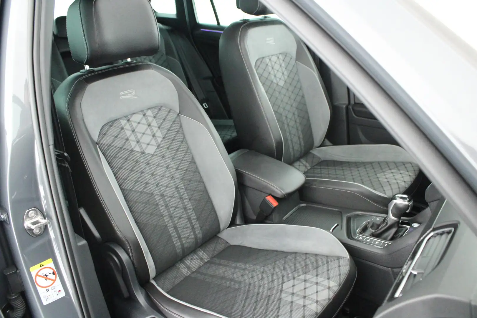 Volkswagen Tiguan 1.4 TSI 245pk eHybrid R-Line Business+ Trekhaak 36 Grijs - 2