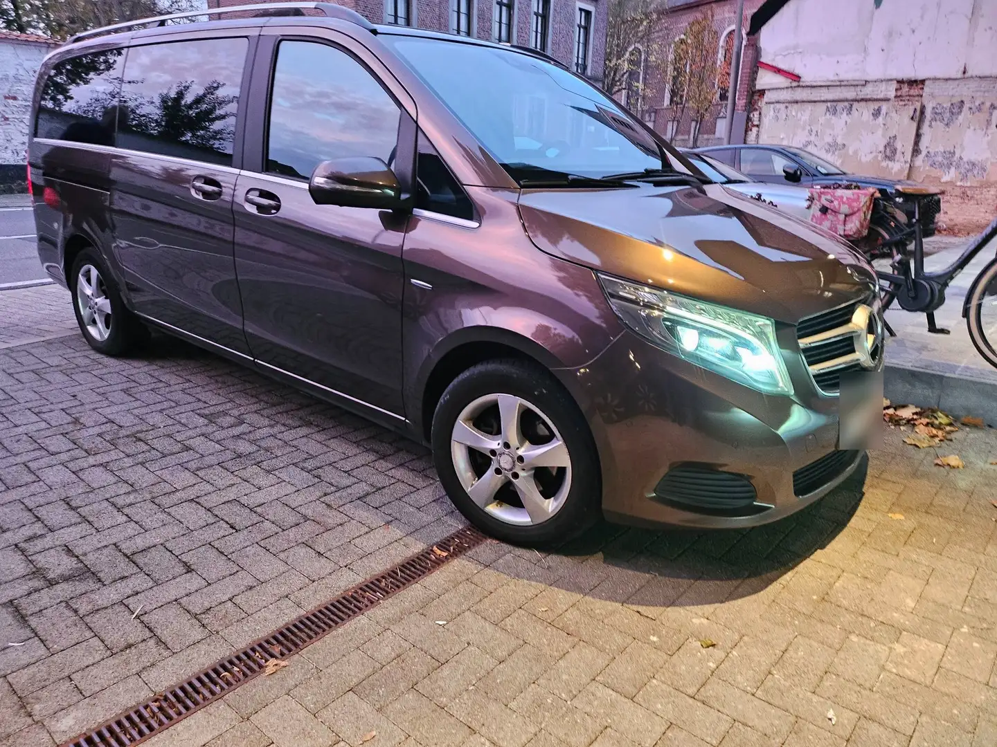 Mercedes-Benz V 220 d Aut. / 7 pl. / € 18.999 netto / Leder / Navi Marrón - 2