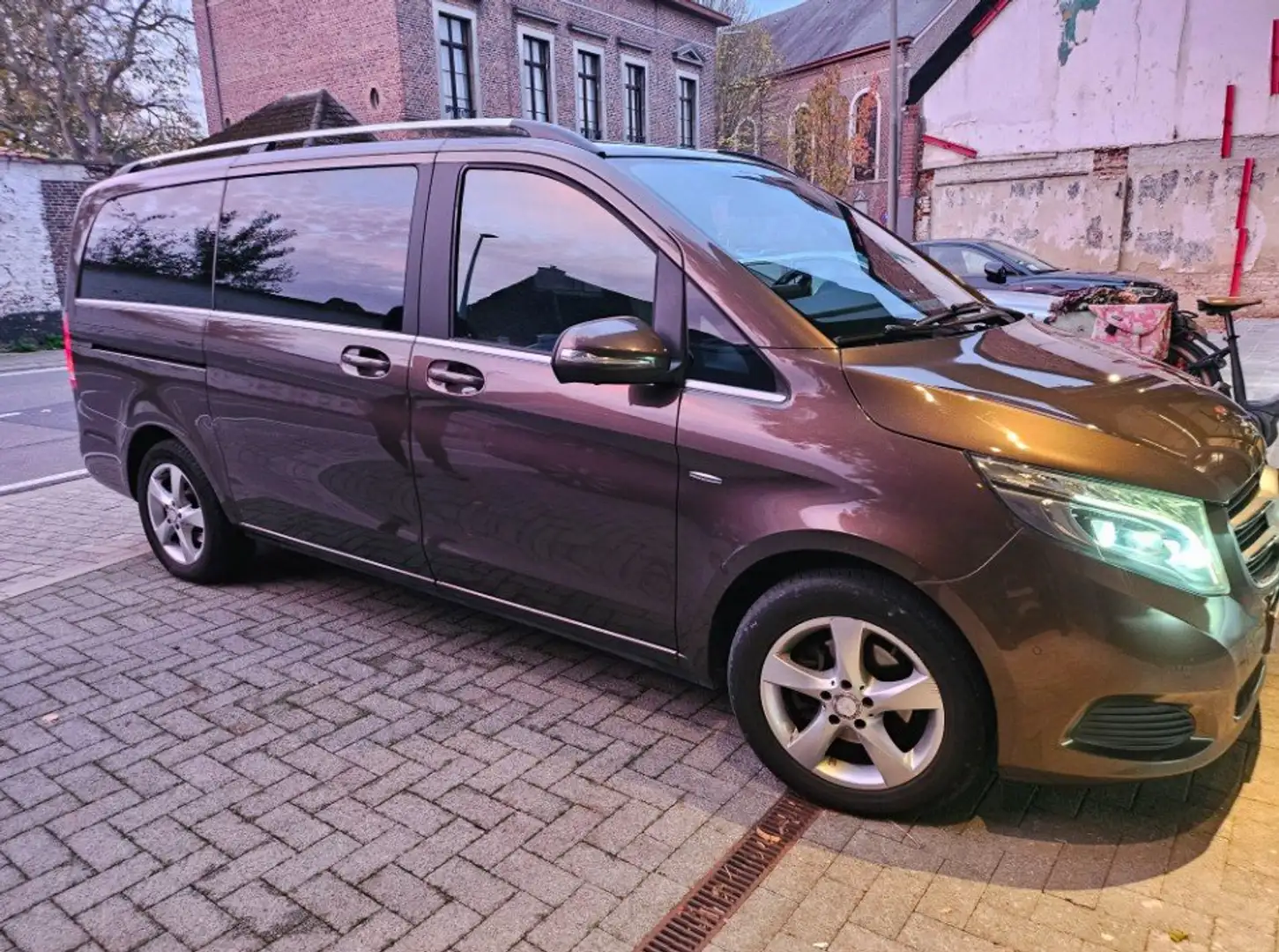 Mercedes-Benz V 220 d Aut. / 7 pl. / € 18.999 netto / Leder / Navi Marrón - 1