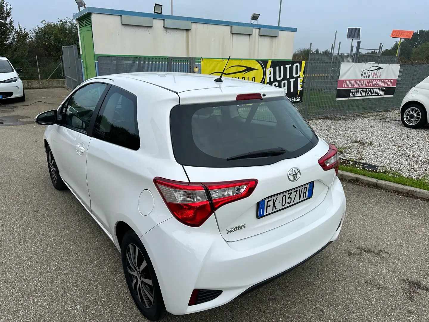 Toyota Yaris Yaris 3p 1.0 Cool UNIPRO NEOPATENTATI EURO 6.B Bílá - 2
