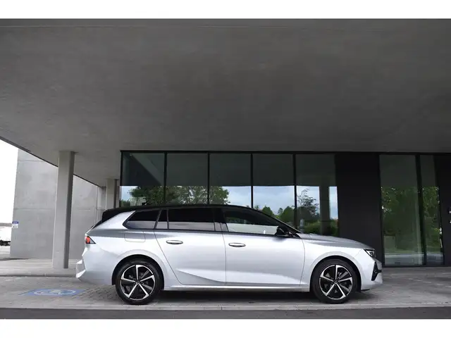 Opel Astra view 3