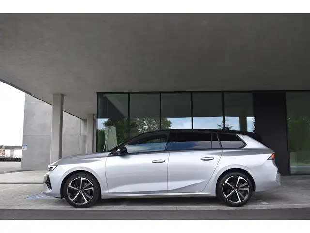 Opel Astra view 4