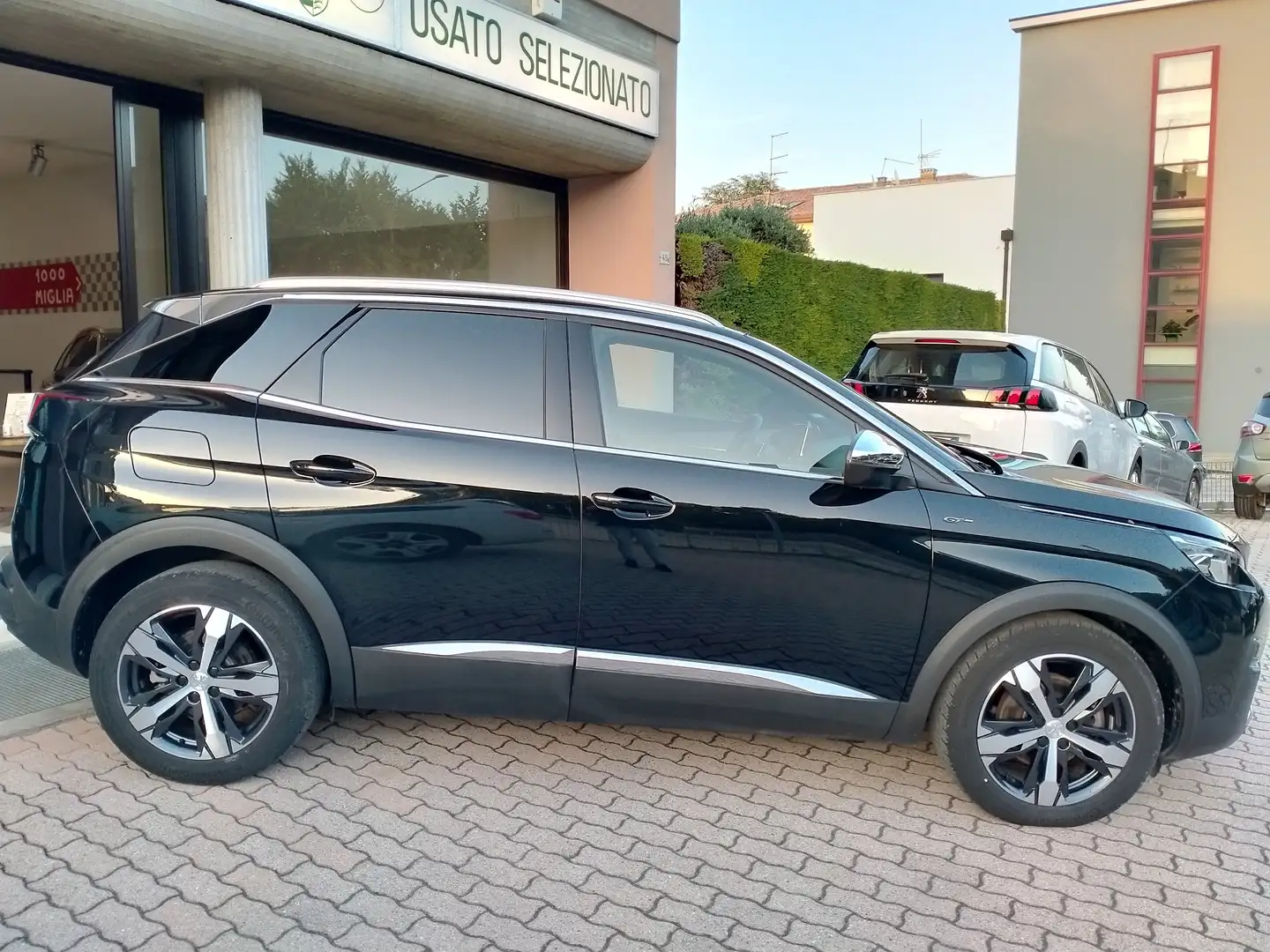 Peugeot 3008 20HDI 177CV EAT8 GT WIRELESS HIFI FOCAL Noir - 2