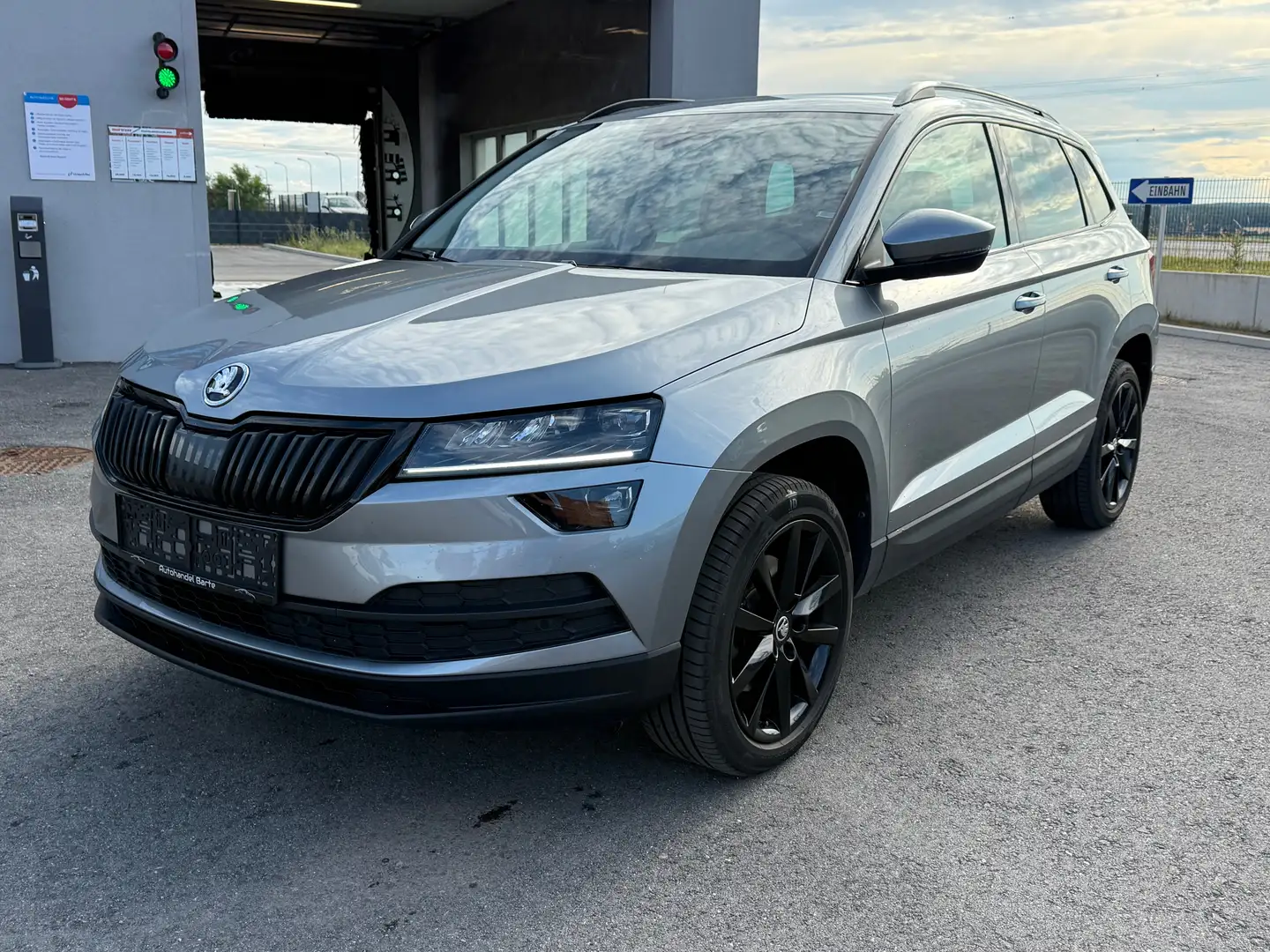 Skoda Karoq Panoramadach*DSG*LED*Navi*ACC*CarPlay*KeylessGo* Grau - 1