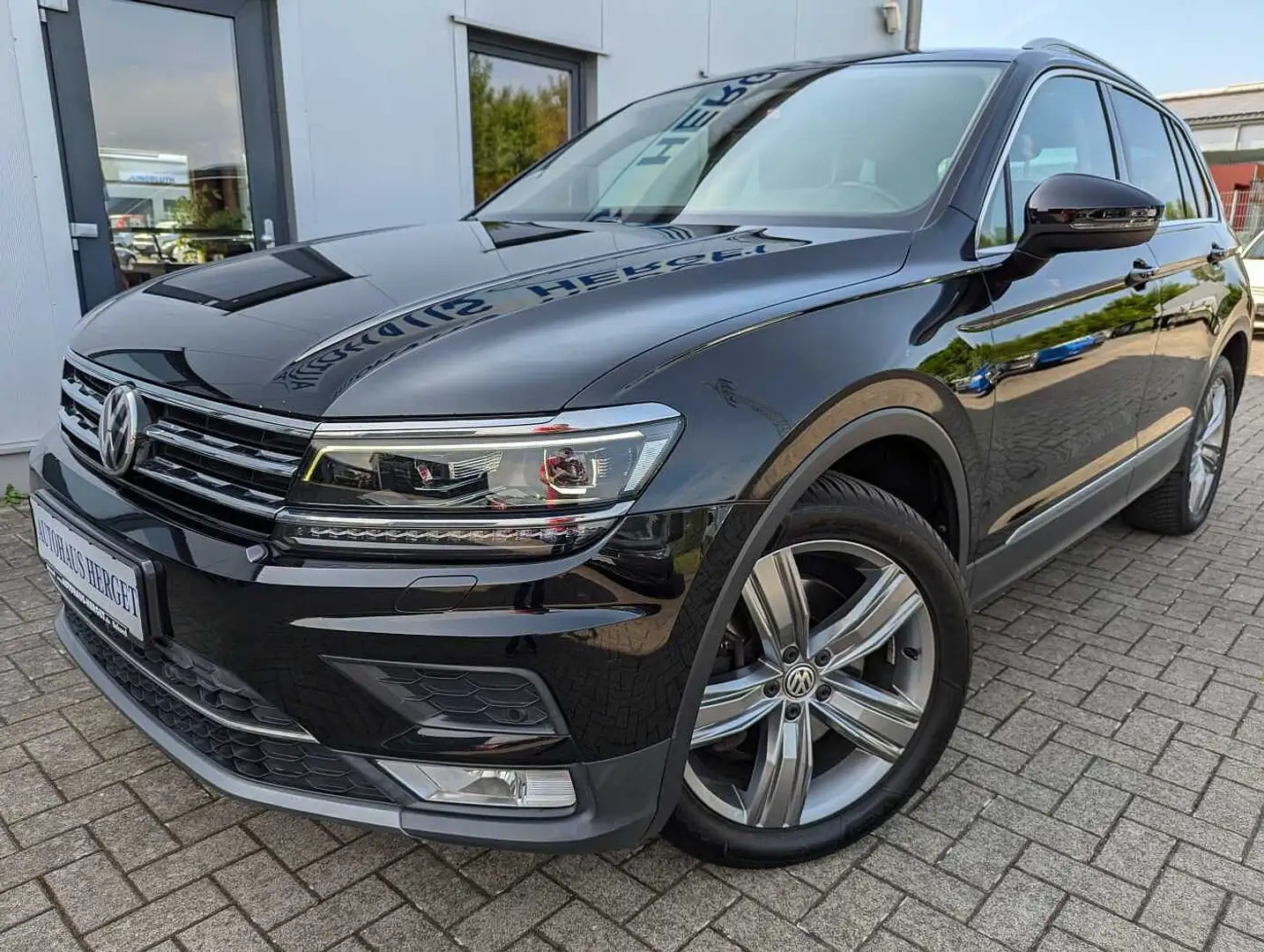 Volkswagen Tiguan 2.0 TSI 4Motion BMT DSG Highline 1.Hand/Scheckheft Schwarz - 1
