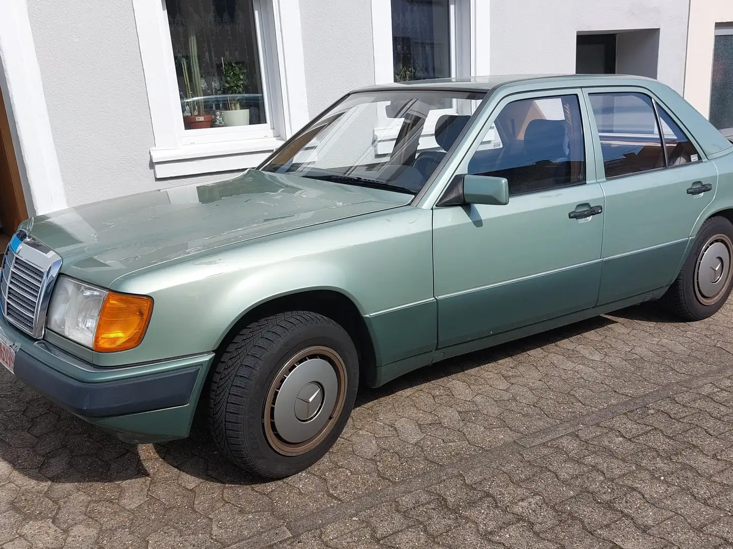 Mercedes-Benz E 230 E-Klasse 1 Hand guter Zustand TÜV 5/2027 Verde - 1