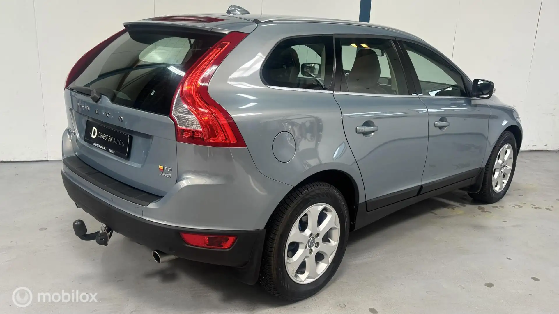 Volvo XC60 3.0 T6 AWD Momentum YOUNGTIMER Blauw - 2