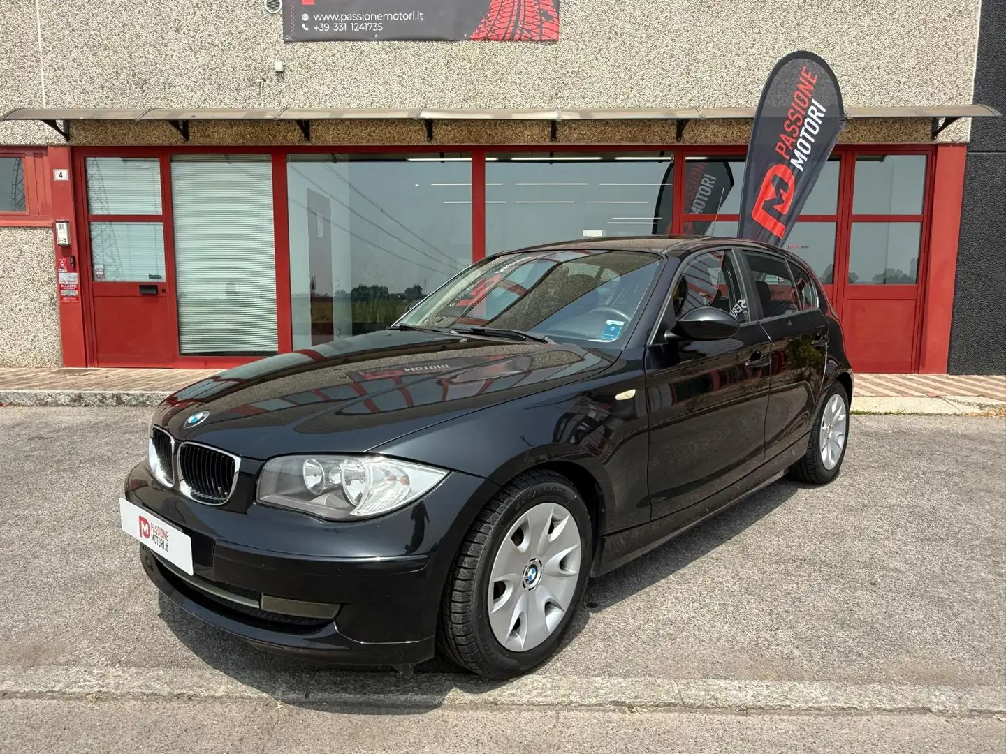 BMW 118 118d 5p 2.0 Futura 143cv dpf crna - 1
