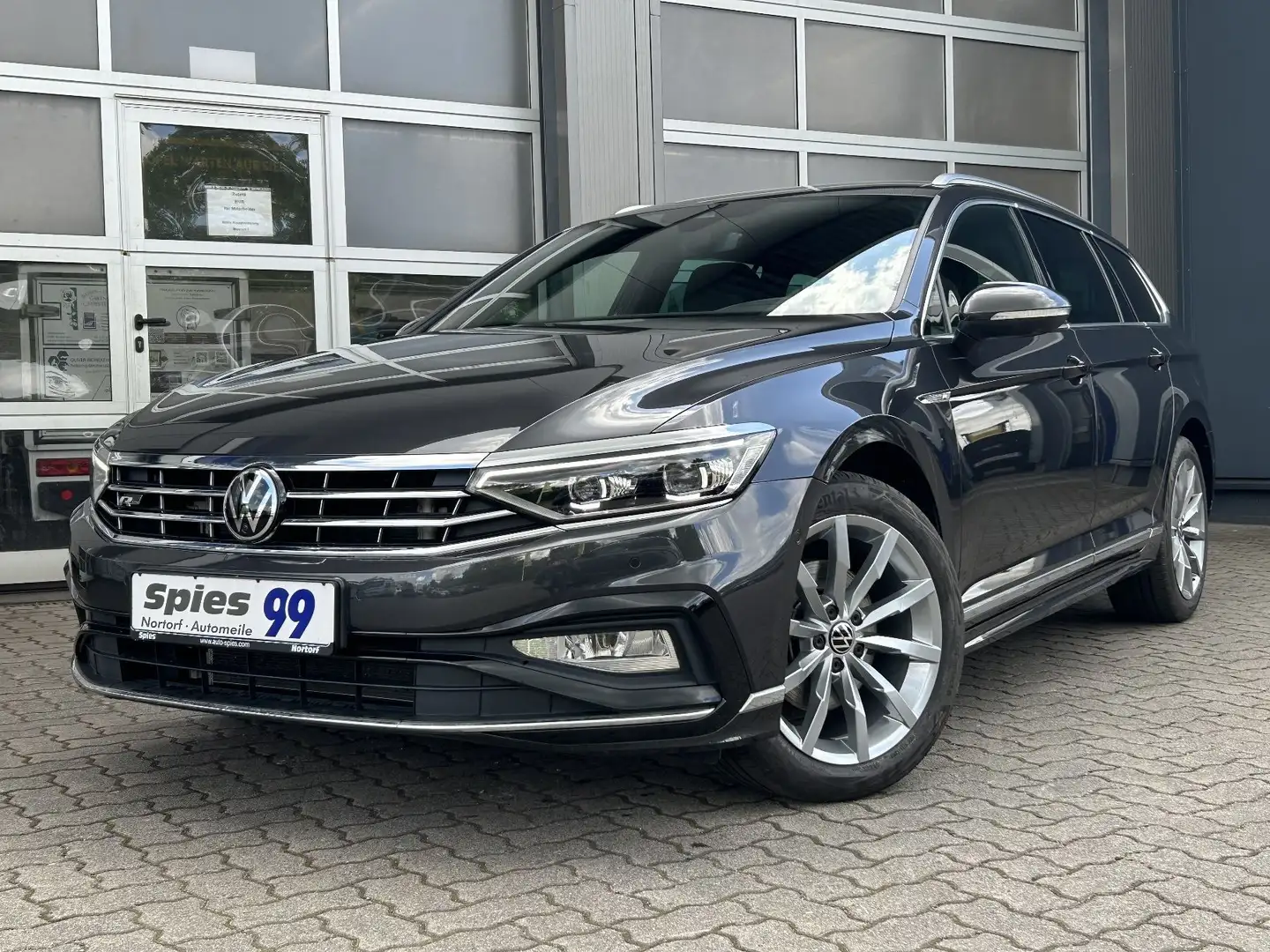 Volkswagen Passat R-Line Leder Matrix AHK Navi Massage Grau - 2