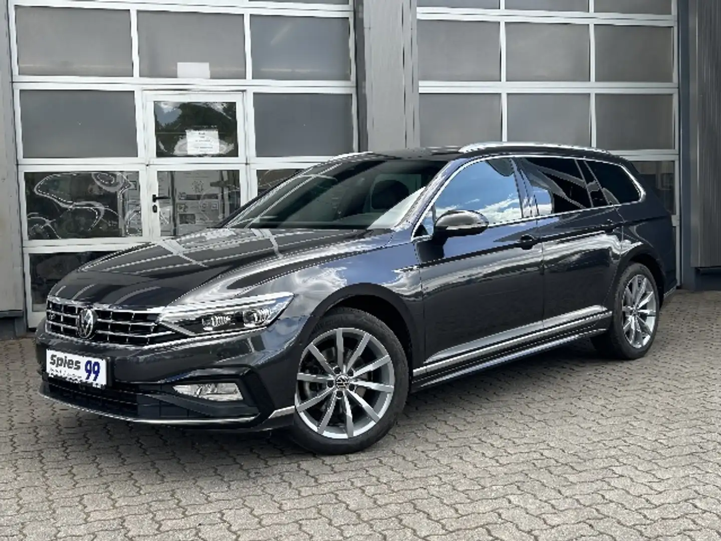 Volkswagen Passat R-Line Leder Matrix AHK Navi Massage Grau - 1