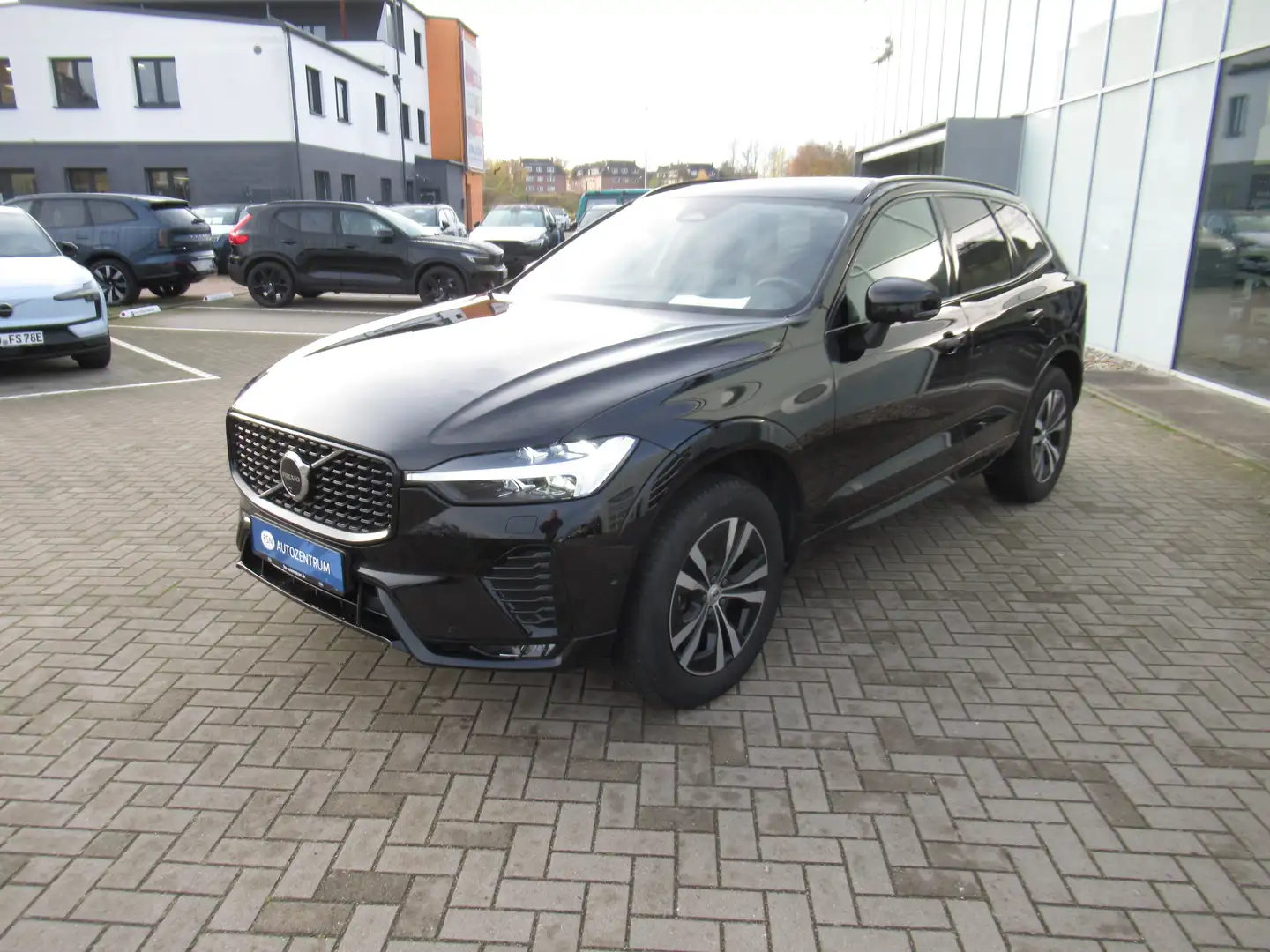 Volvo XC60 B5 AWD Benzin Plus Dark Automatik Schwarz - 1