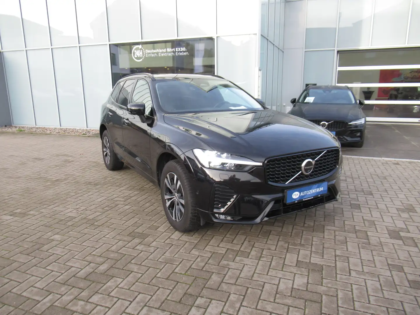 Volvo XC60 B5 AWD Benzin Plus Dark Automatik Schwarz - 2