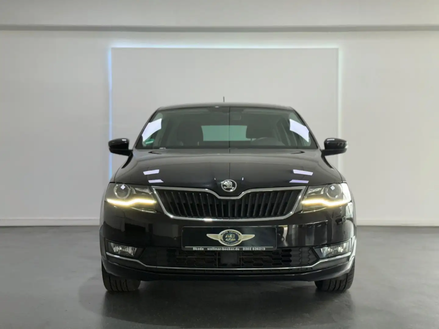 Skoda Rapid/Spaceback /PDC/TEMP/NAVI/SHZ./XENON Schwarz - 2
