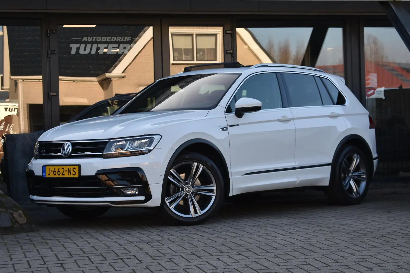 Volkswagen Tiguan 1.5 TSI ACT R-Line | TREKHAAK | CAMERA | DEALER ON Wit - 1