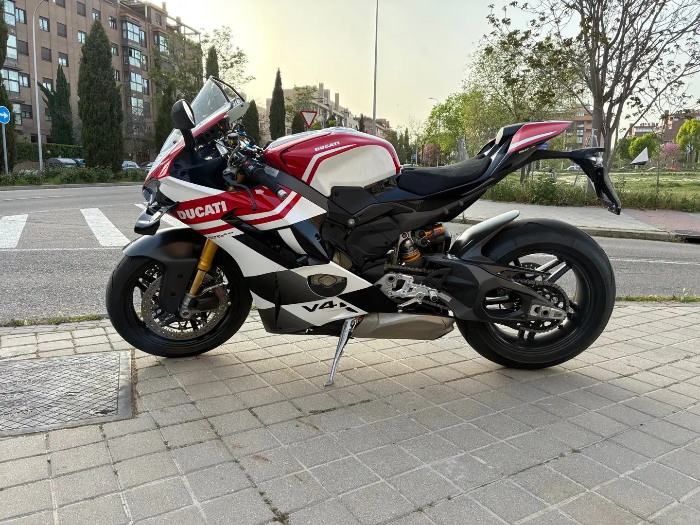 Ducati Panigale V4 Tricolore Blanco - 2