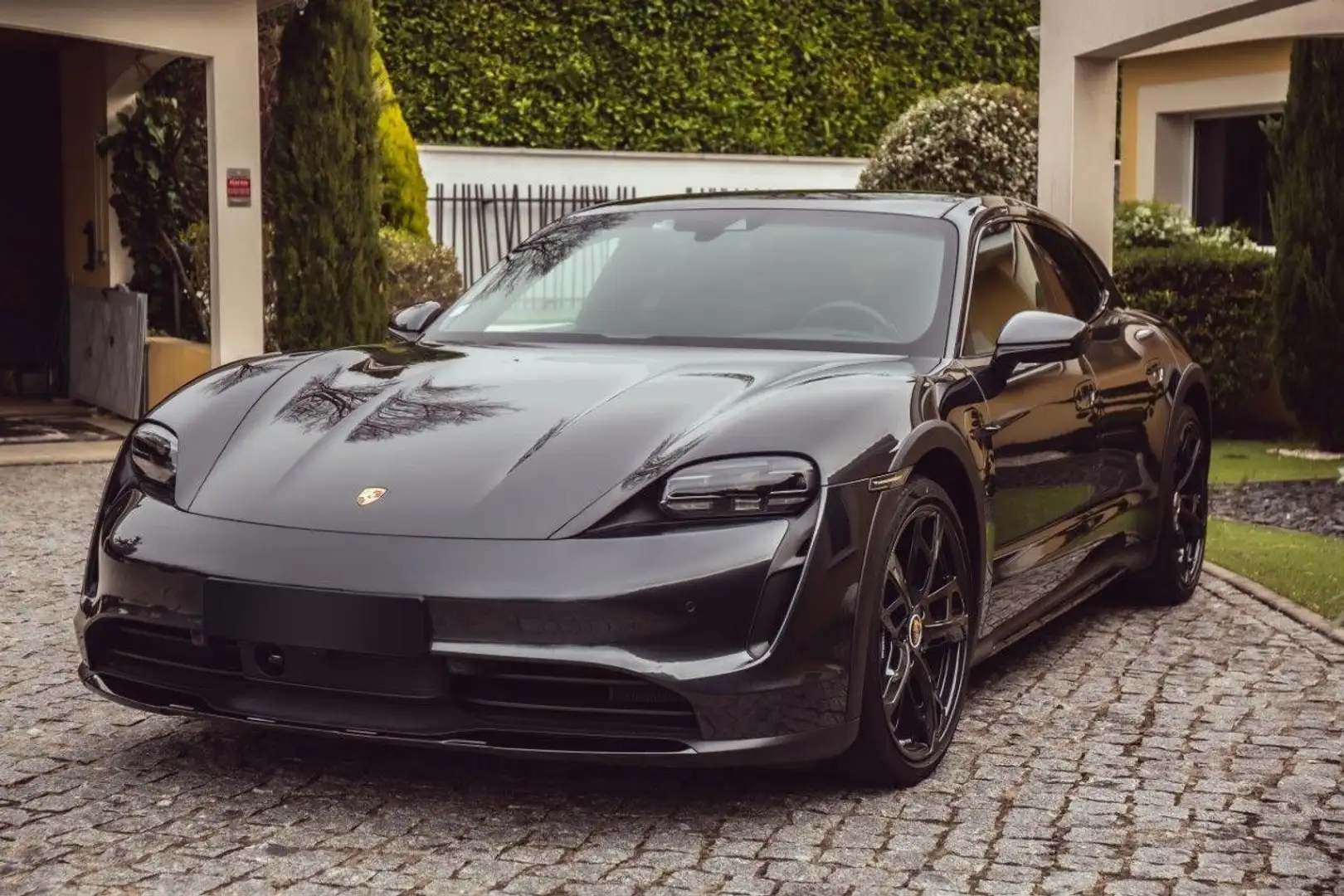 Porsche Taycan CROSS TURISMO 4 476 93.4KWH - Première main - Roues directrices - Volant chauffant - Sport Sound - Toit pano - PDLS Gris - 2