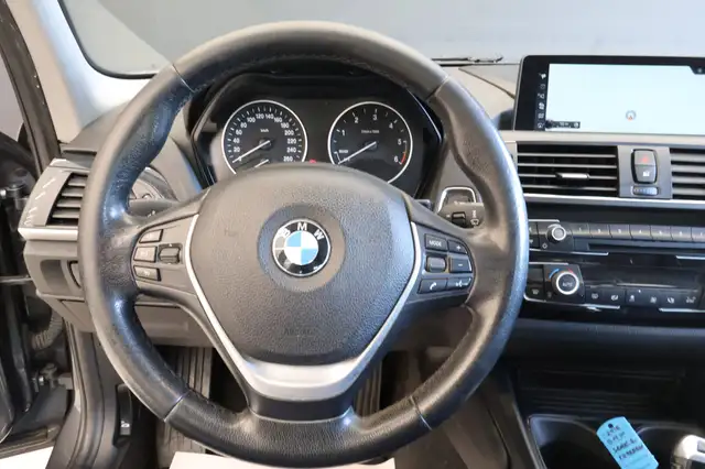 BMW 1 Series view 14